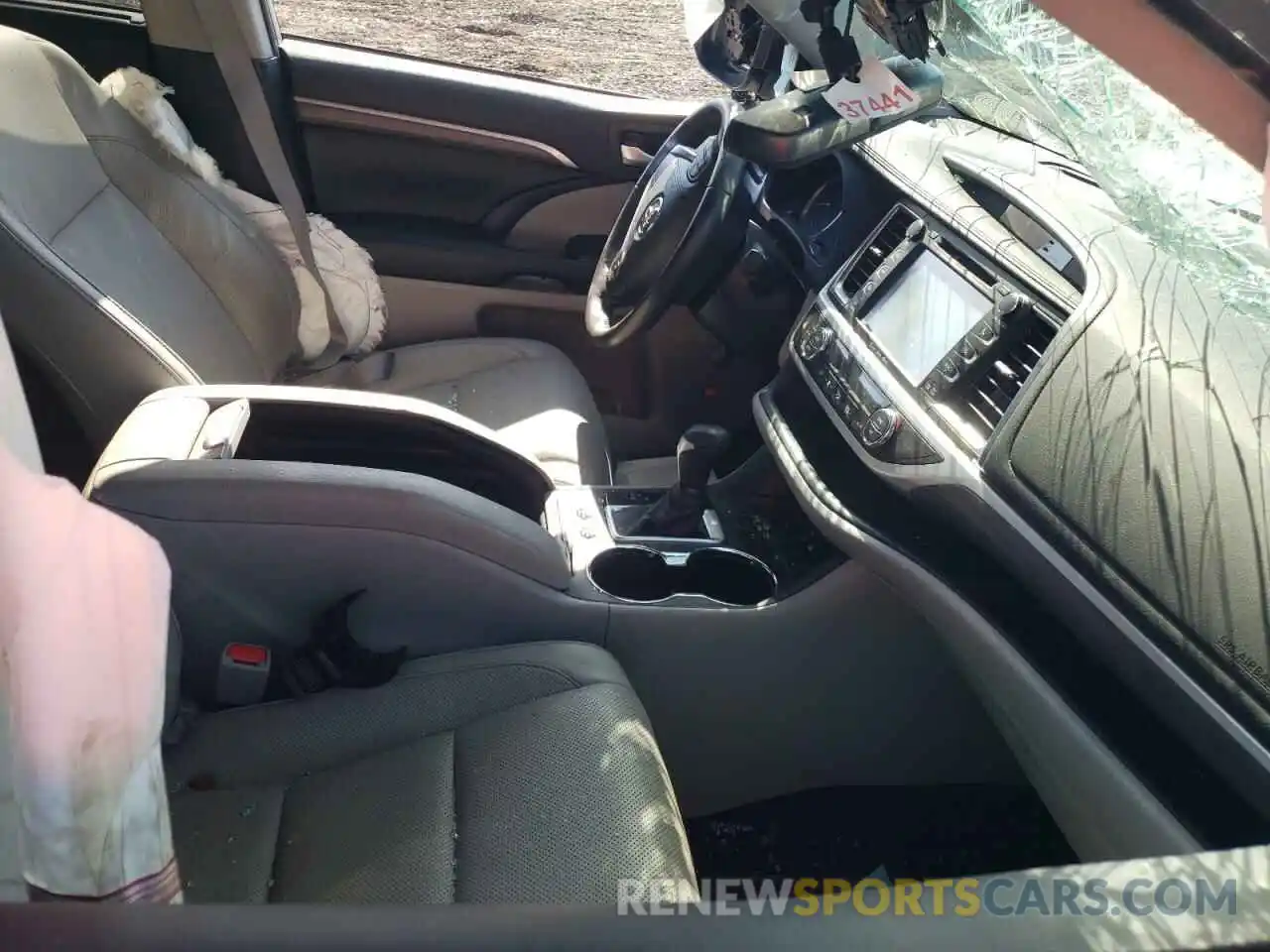 5 Photograph of a damaged car 5TDDZRFH8KS980148 TOYOTA HIGHLANDER 2019