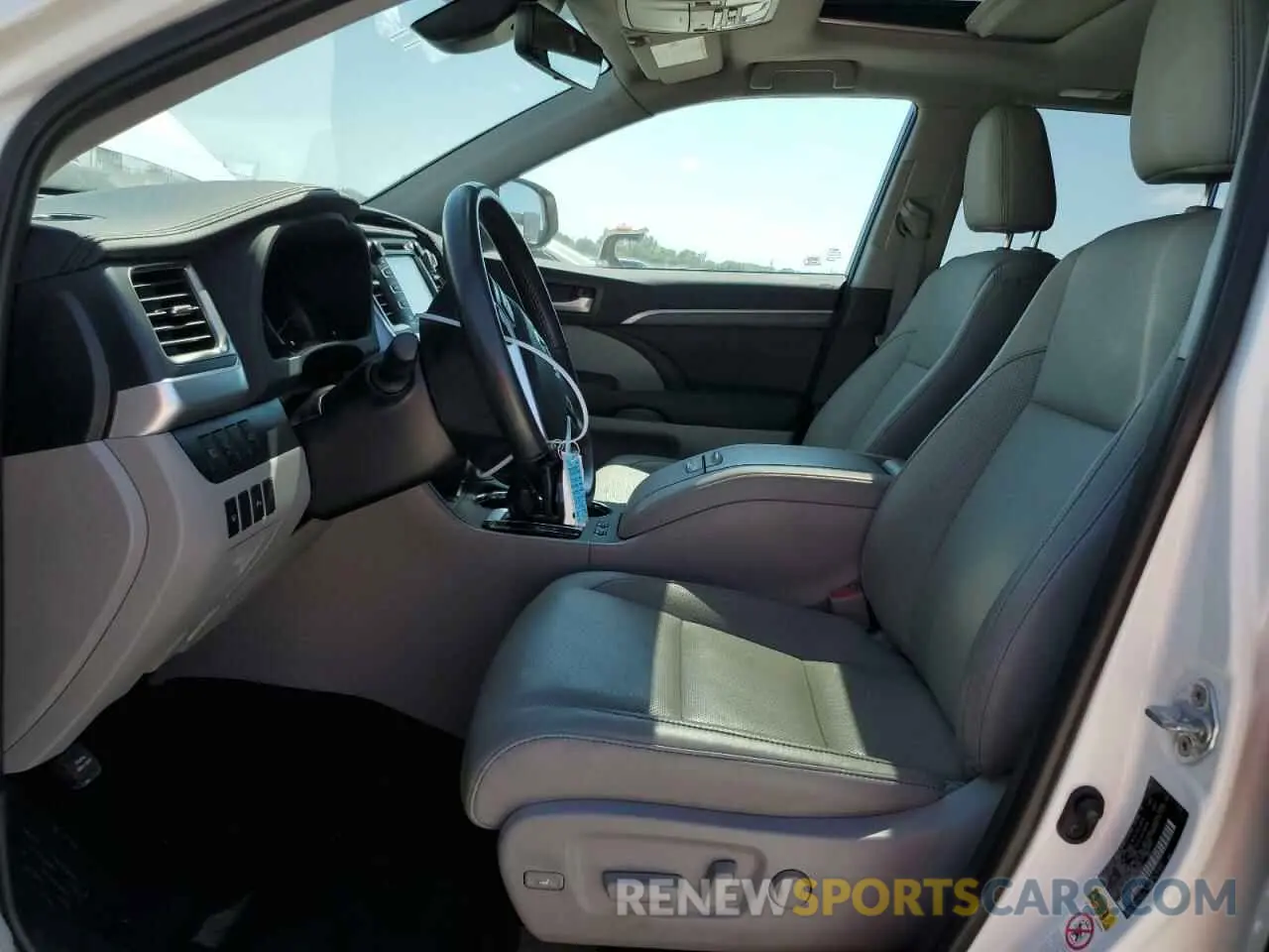 7 Photograph of a damaged car 5TDDZRFH8KS984412 TOYOTA HIGHLANDER 2019