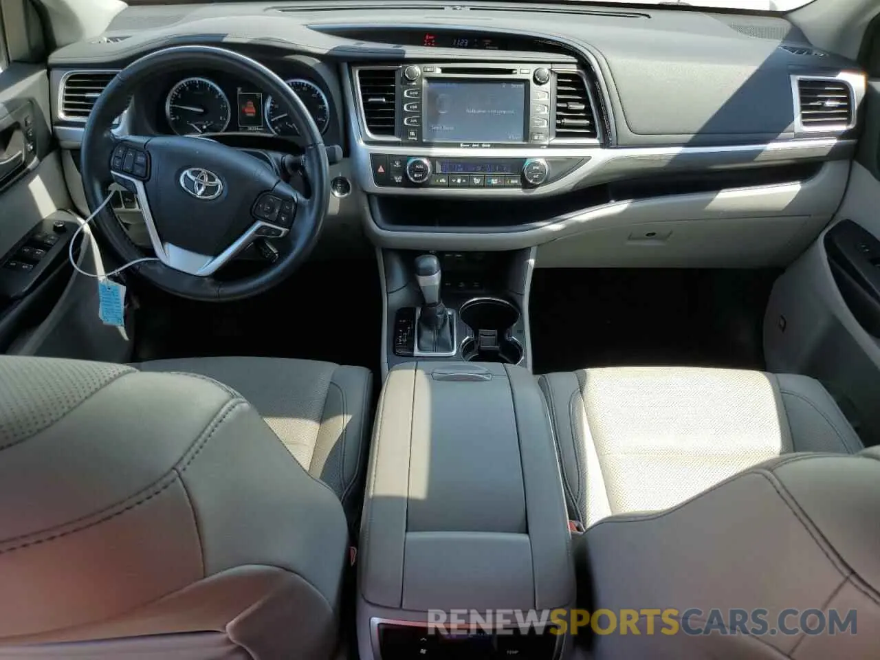 8 Photograph of a damaged car 5TDDZRFH8KS984412 TOYOTA HIGHLANDER 2019