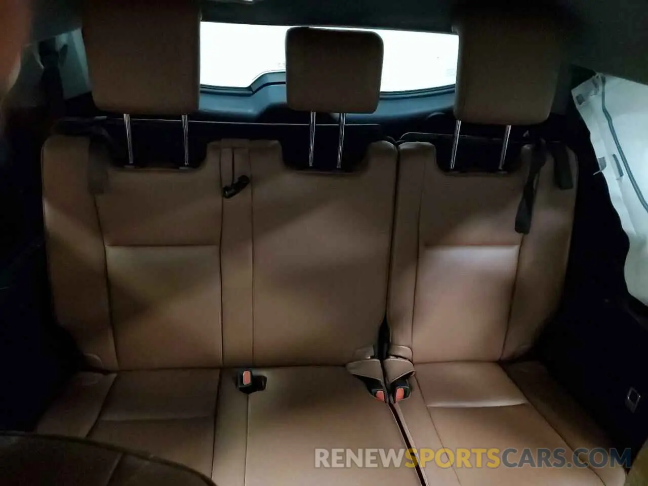10 Photograph of a damaged car 5TDDZRFH9KS703301 TOYOTA HIGHLANDER 2019