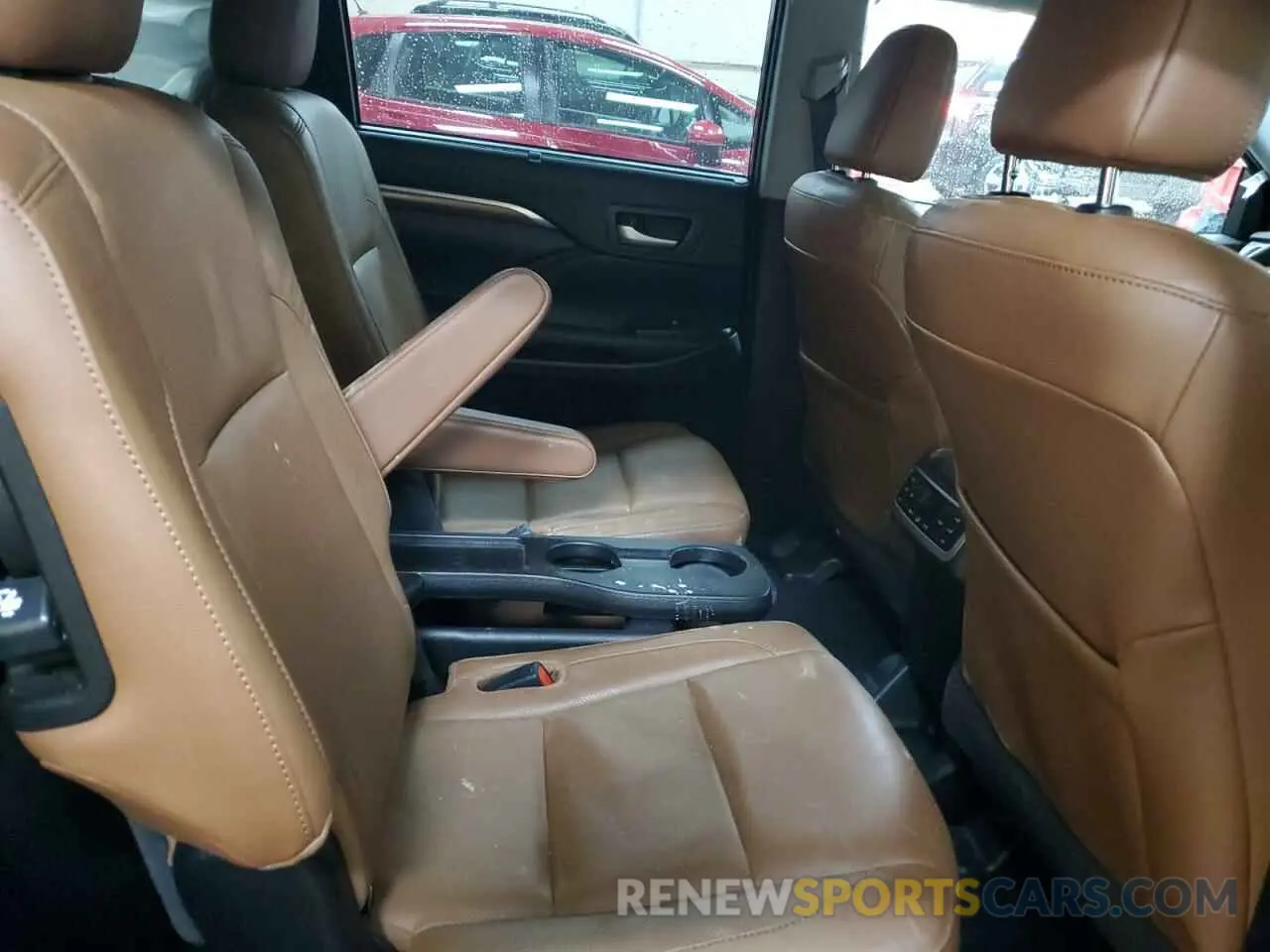 11 Photograph of a damaged car 5TDDZRFH9KS703301 TOYOTA HIGHLANDER 2019