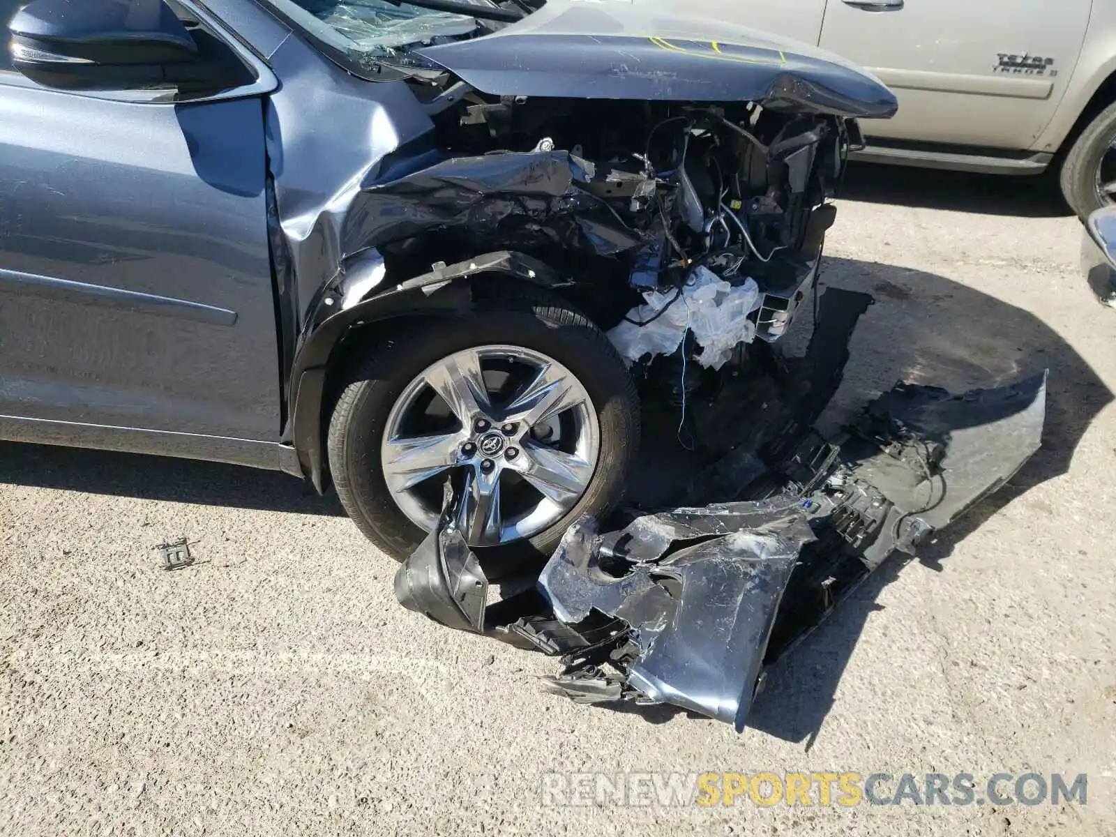 9 Photograph of a damaged car 5TDDZRFH9KS703671 TOYOTA HIGHLANDER 2019