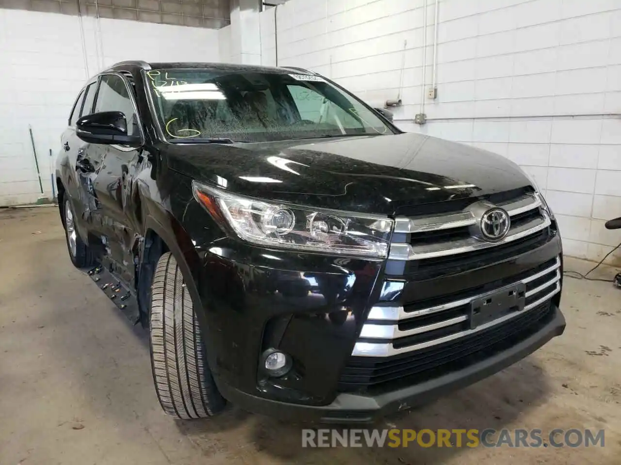 1 Photograph of a damaged car 5TDDZRFH9KS718297 TOYOTA HIGHLANDER 2019