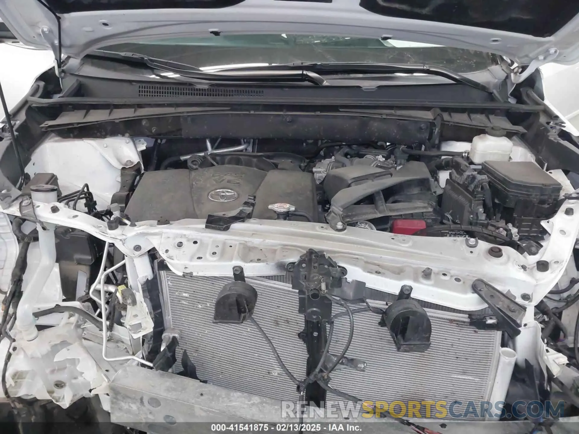 10 Photograph of a damaged car 5TDDZRFH9KS733432 TOYOTA HIGHLANDER 2019