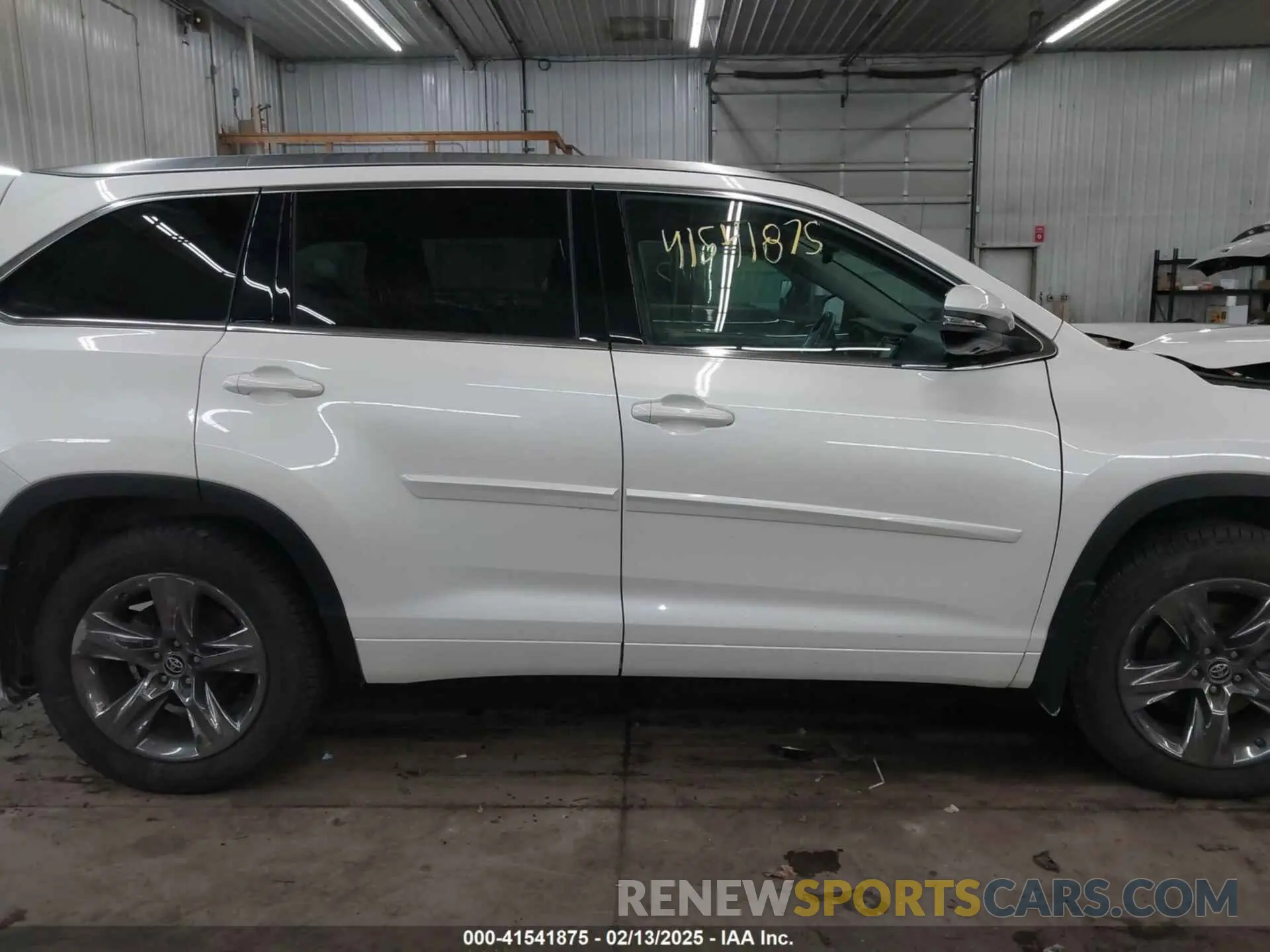 13 Photograph of a damaged car 5TDDZRFH9KS733432 TOYOTA HIGHLANDER 2019