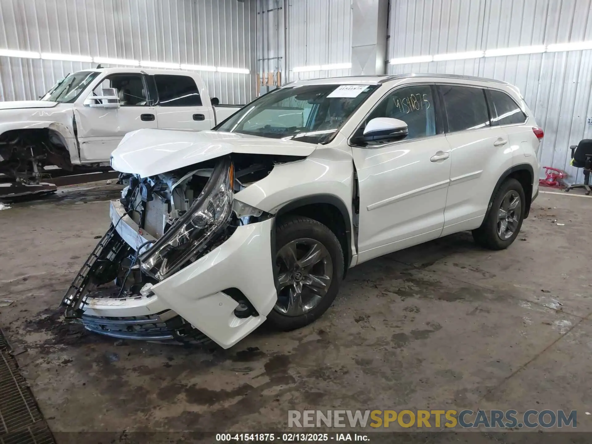 2 Photograph of a damaged car 5TDDZRFH9KS733432 TOYOTA HIGHLANDER 2019