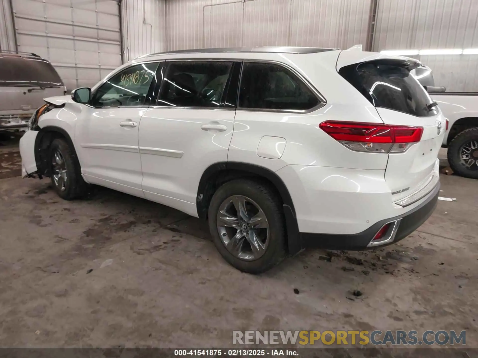 3 Photograph of a damaged car 5TDDZRFH9KS733432 TOYOTA HIGHLANDER 2019