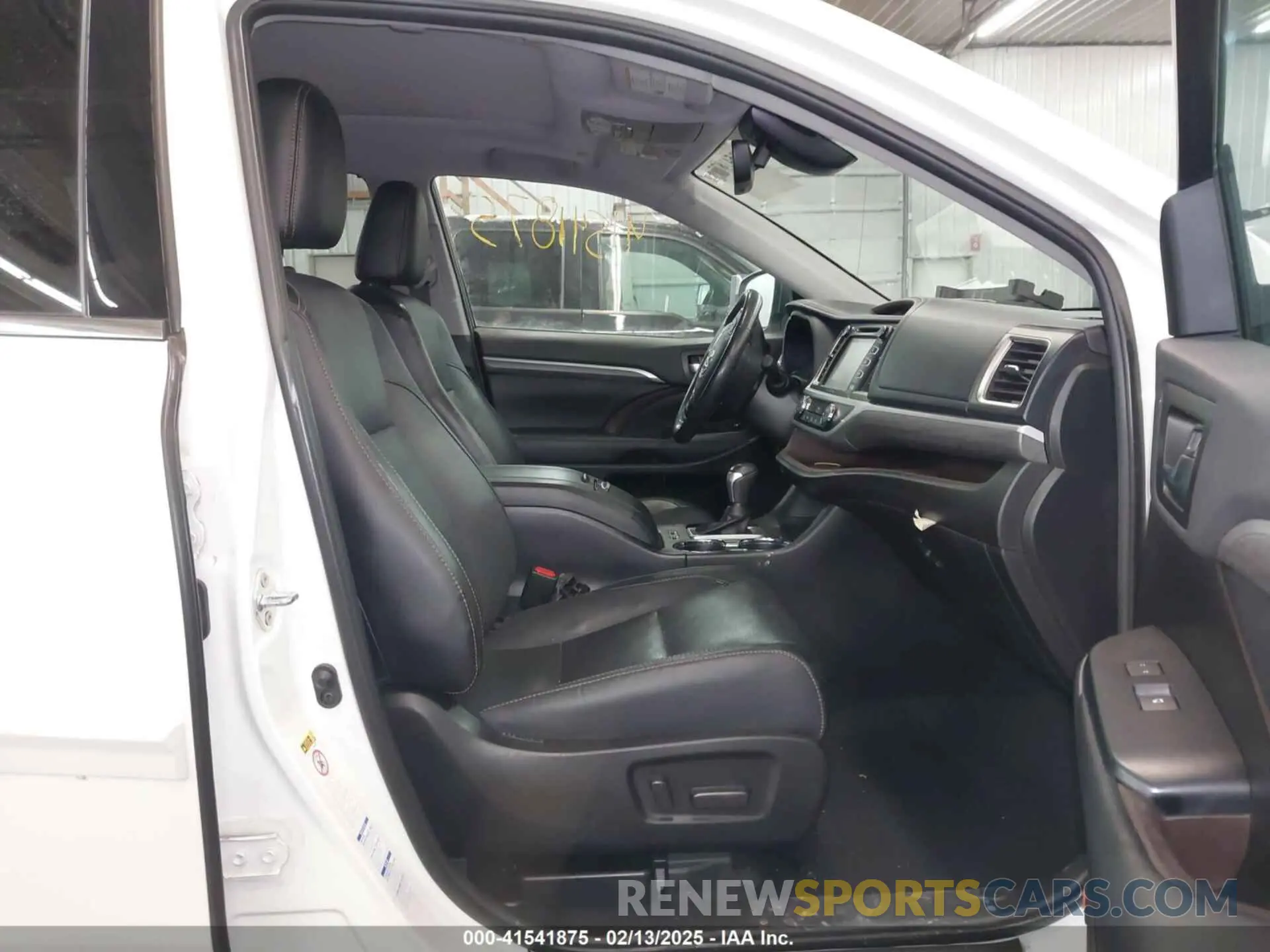 5 Photograph of a damaged car 5TDDZRFH9KS733432 TOYOTA HIGHLANDER 2019