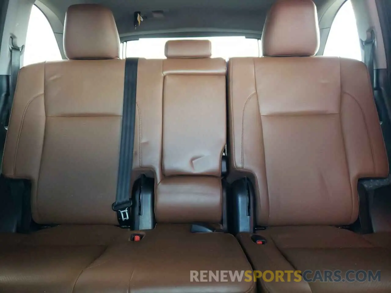 10 Photograph of a damaged car 5TDDZRFH9KS930908 TOYOTA HIGHLANDER 2019