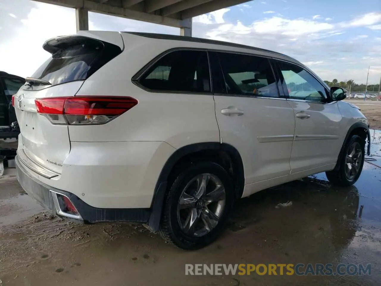3 Photograph of a damaged car 5TDDZRFH9KS930908 TOYOTA HIGHLANDER 2019