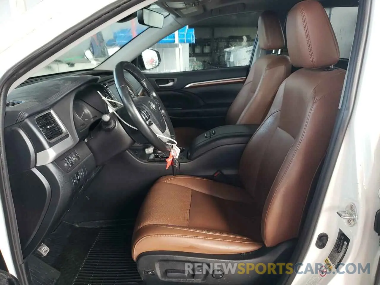 7 Photograph of a damaged car 5TDDZRFH9KS930908 TOYOTA HIGHLANDER 2019
