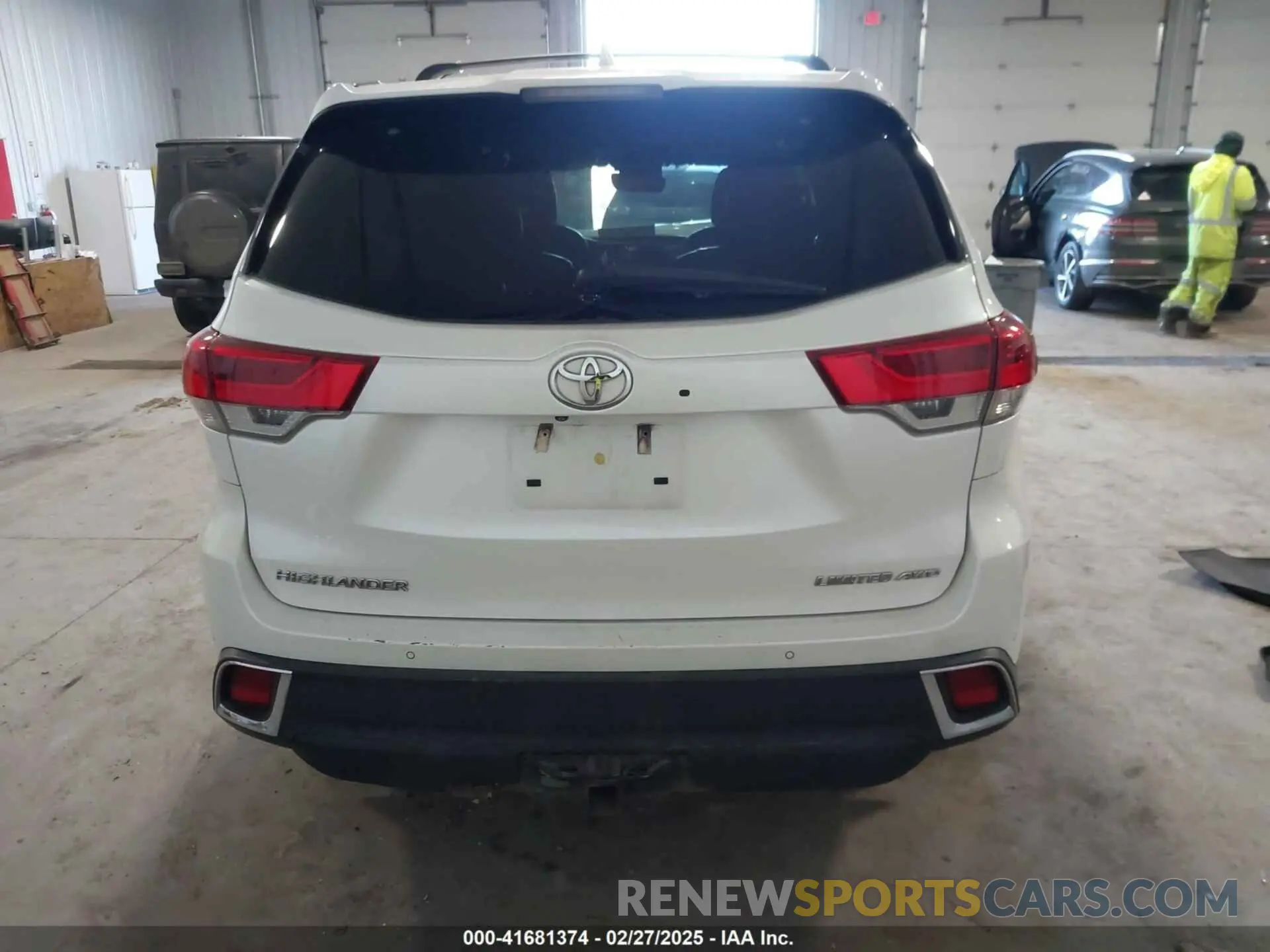 17 Photograph of a damaged car 5TDDZRFH9KS932609 TOYOTA HIGHLANDER 2019