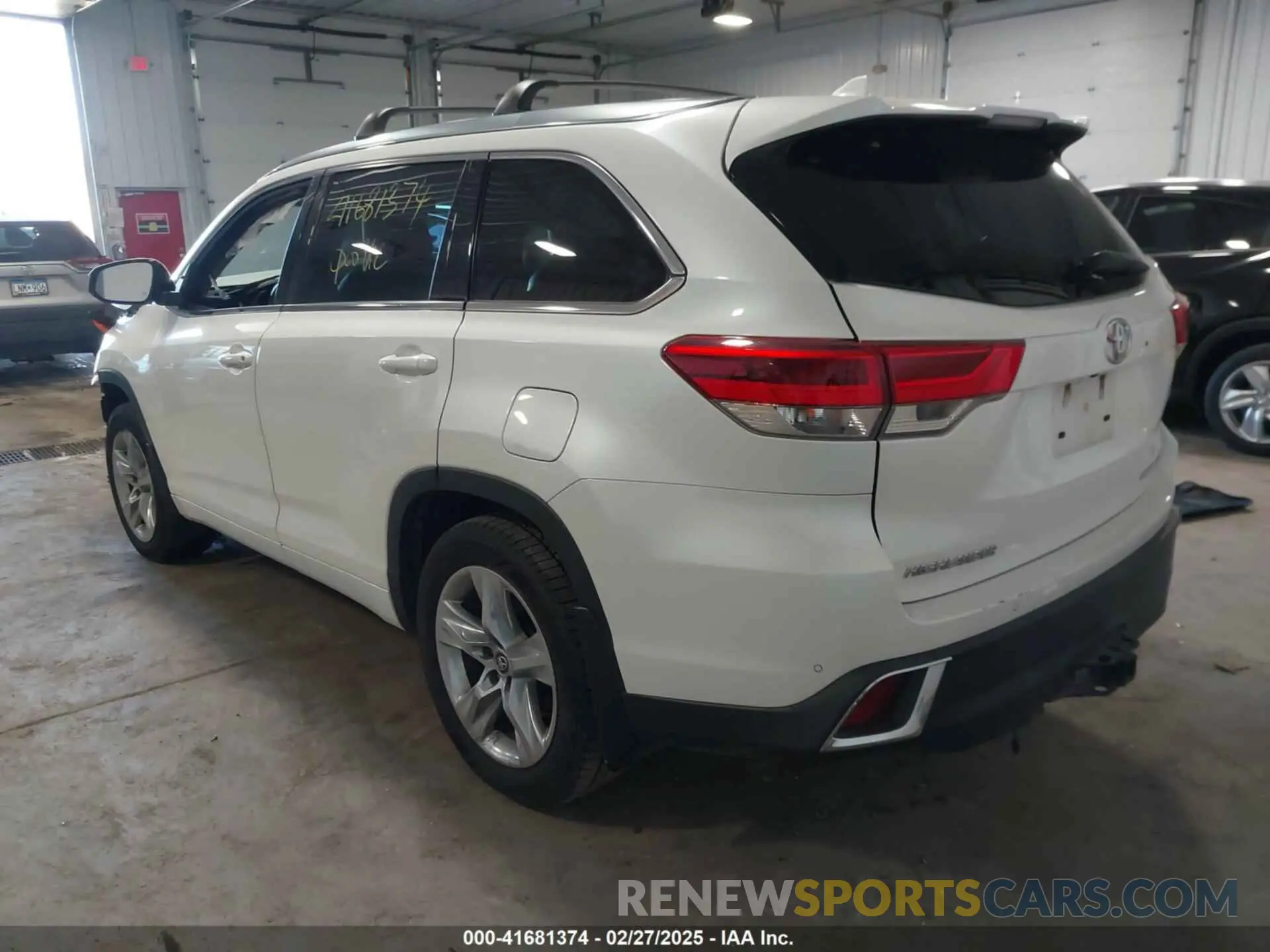 3 Photograph of a damaged car 5TDDZRFH9KS932609 TOYOTA HIGHLANDER 2019