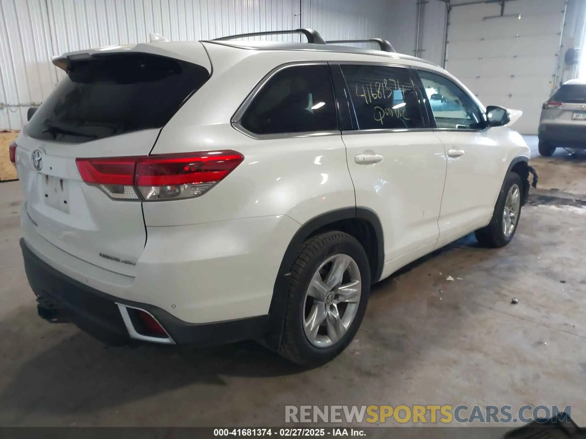 4 Photograph of a damaged car 5TDDZRFH9KS932609 TOYOTA HIGHLANDER 2019