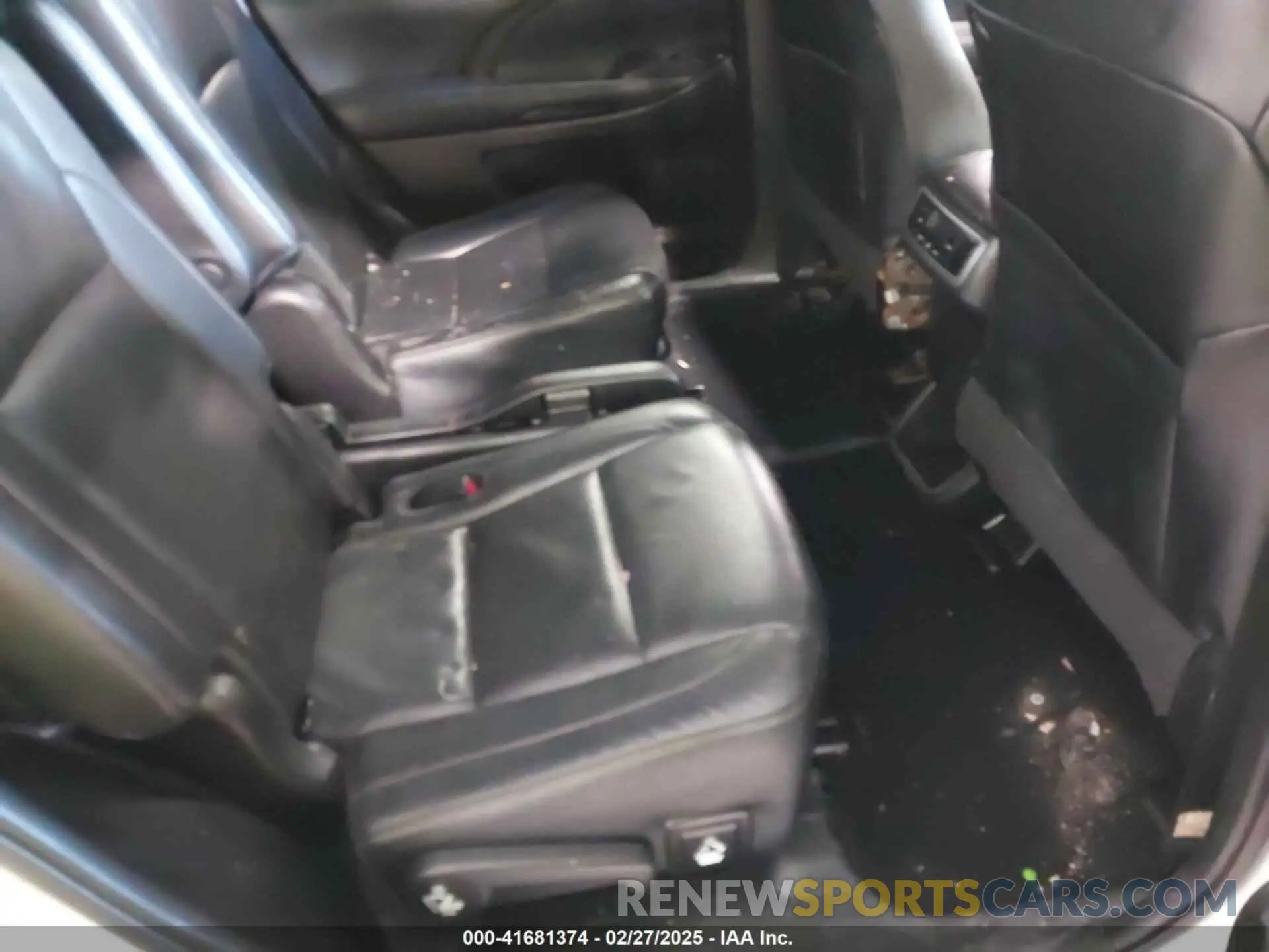 8 Photograph of a damaged car 5TDDZRFH9KS932609 TOYOTA HIGHLANDER 2019