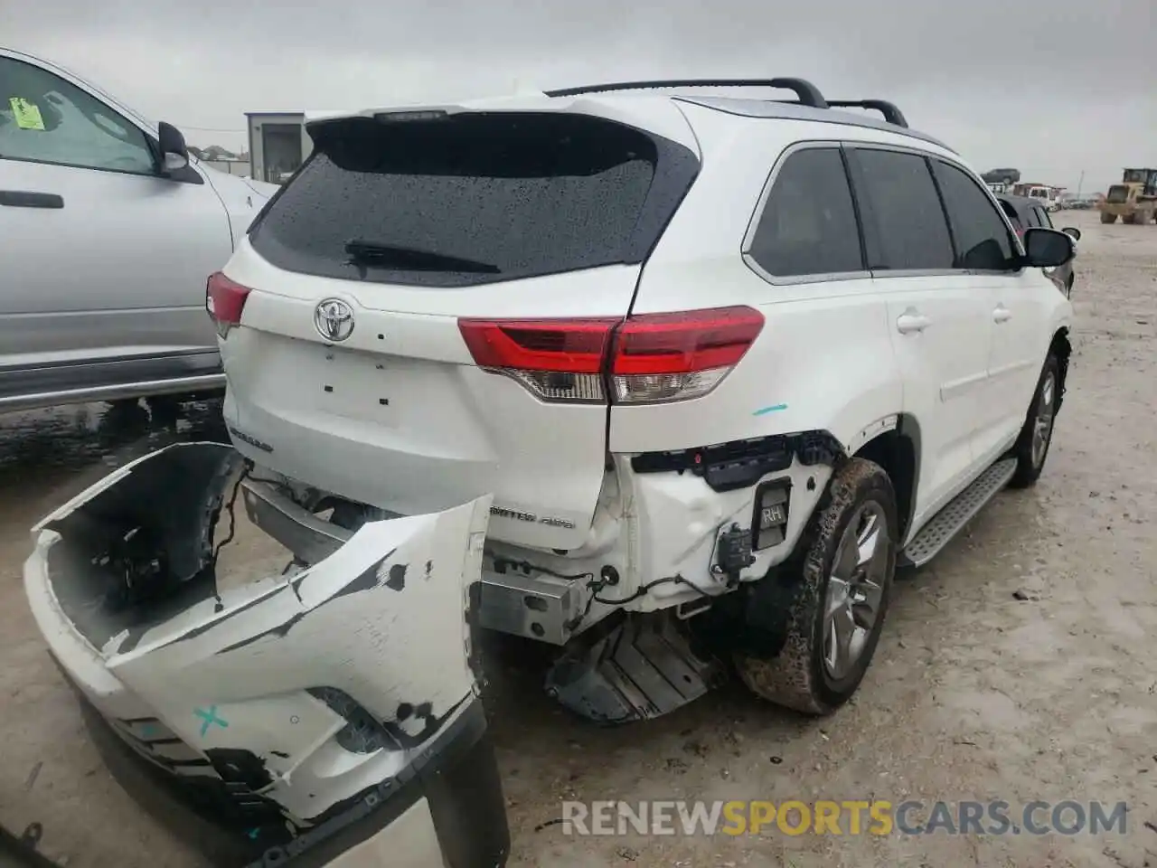 4 Photograph of a damaged car 5TDDZRFH9KS956263 TOYOTA HIGHLANDER 2019