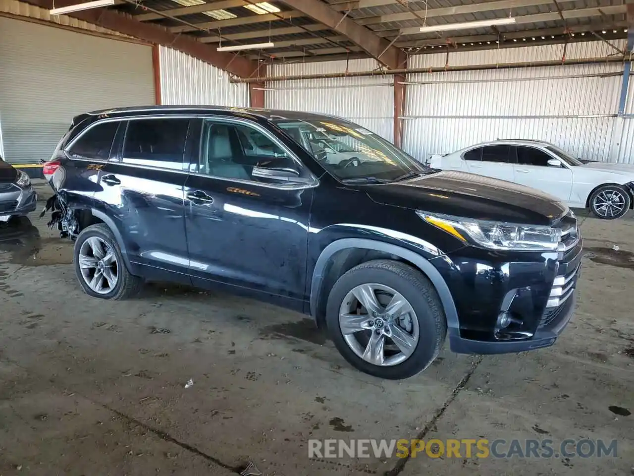 4 Photograph of a damaged car 5TDDZRFH9KS977677 TOYOTA HIGHLANDER 2019