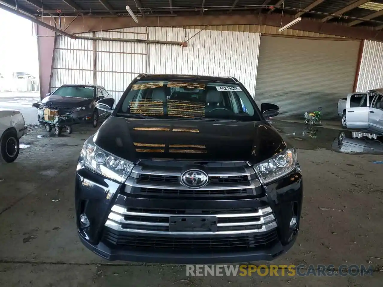 5 Photograph of a damaged car 5TDDZRFH9KS977677 TOYOTA HIGHLANDER 2019