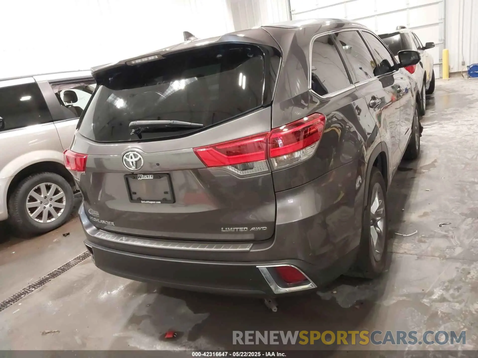17 Photograph of a damaged car 5TDDZRFH9KS983043 TOYOTA HIGHLANDER 2019