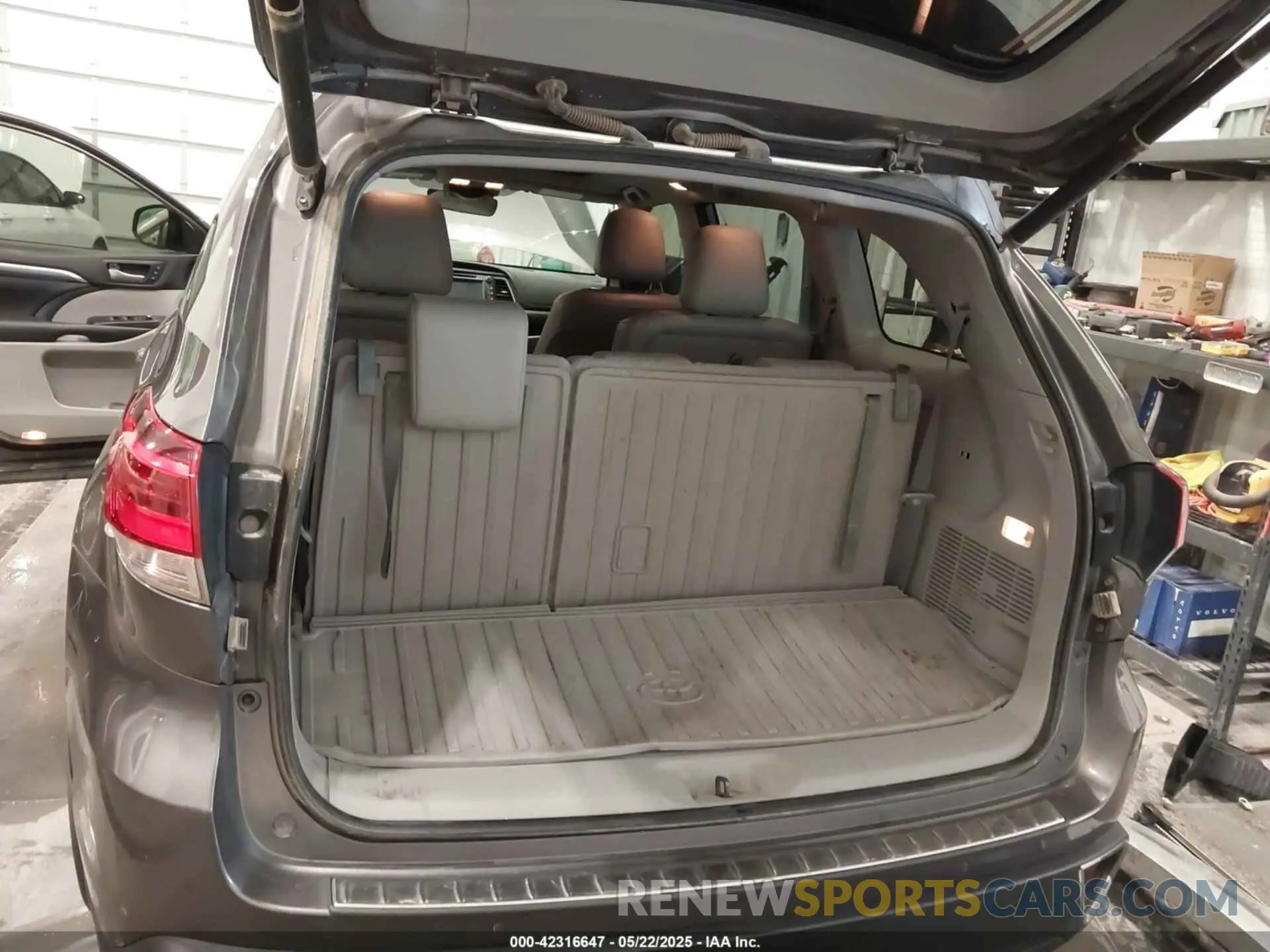 19 Photograph of a damaged car 5TDDZRFH9KS983043 TOYOTA HIGHLANDER 2019