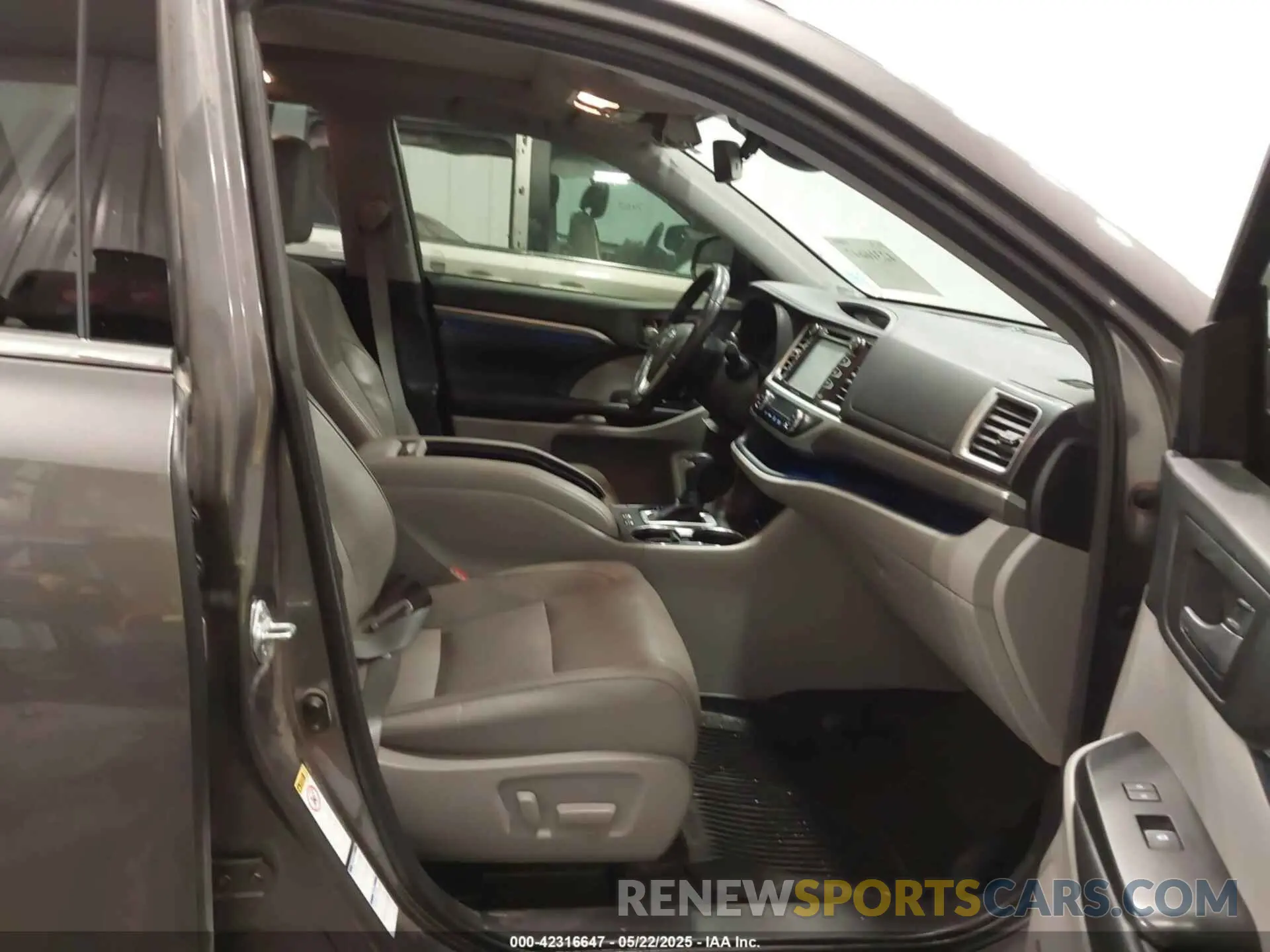 5 Photograph of a damaged car 5TDDZRFH9KS983043 TOYOTA HIGHLANDER 2019