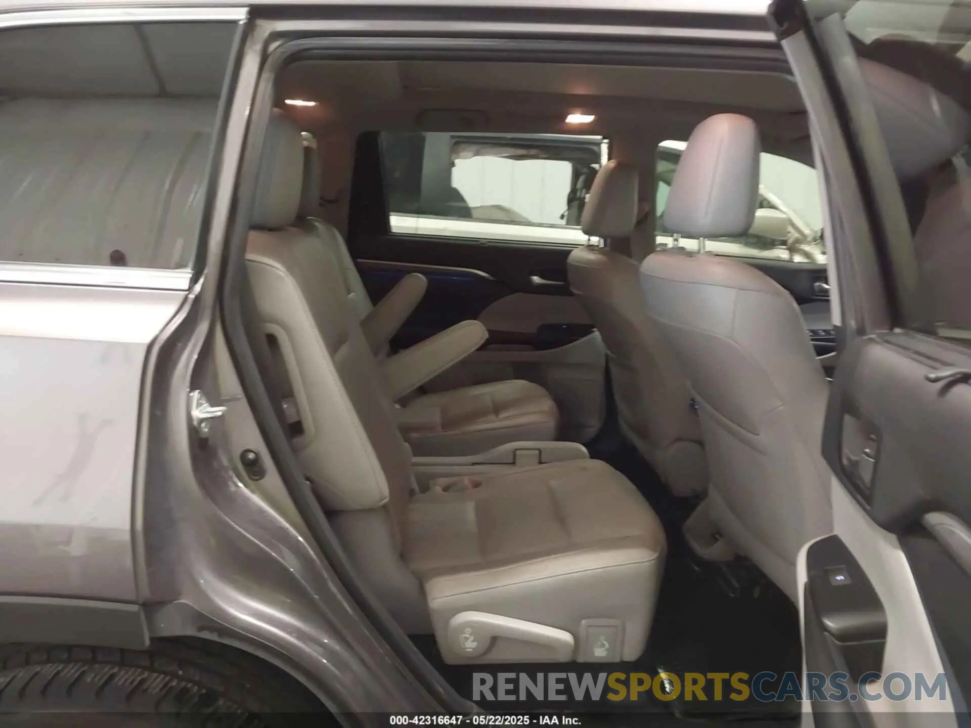 8 Photograph of a damaged car 5TDDZRFH9KS983043 TOYOTA HIGHLANDER 2019