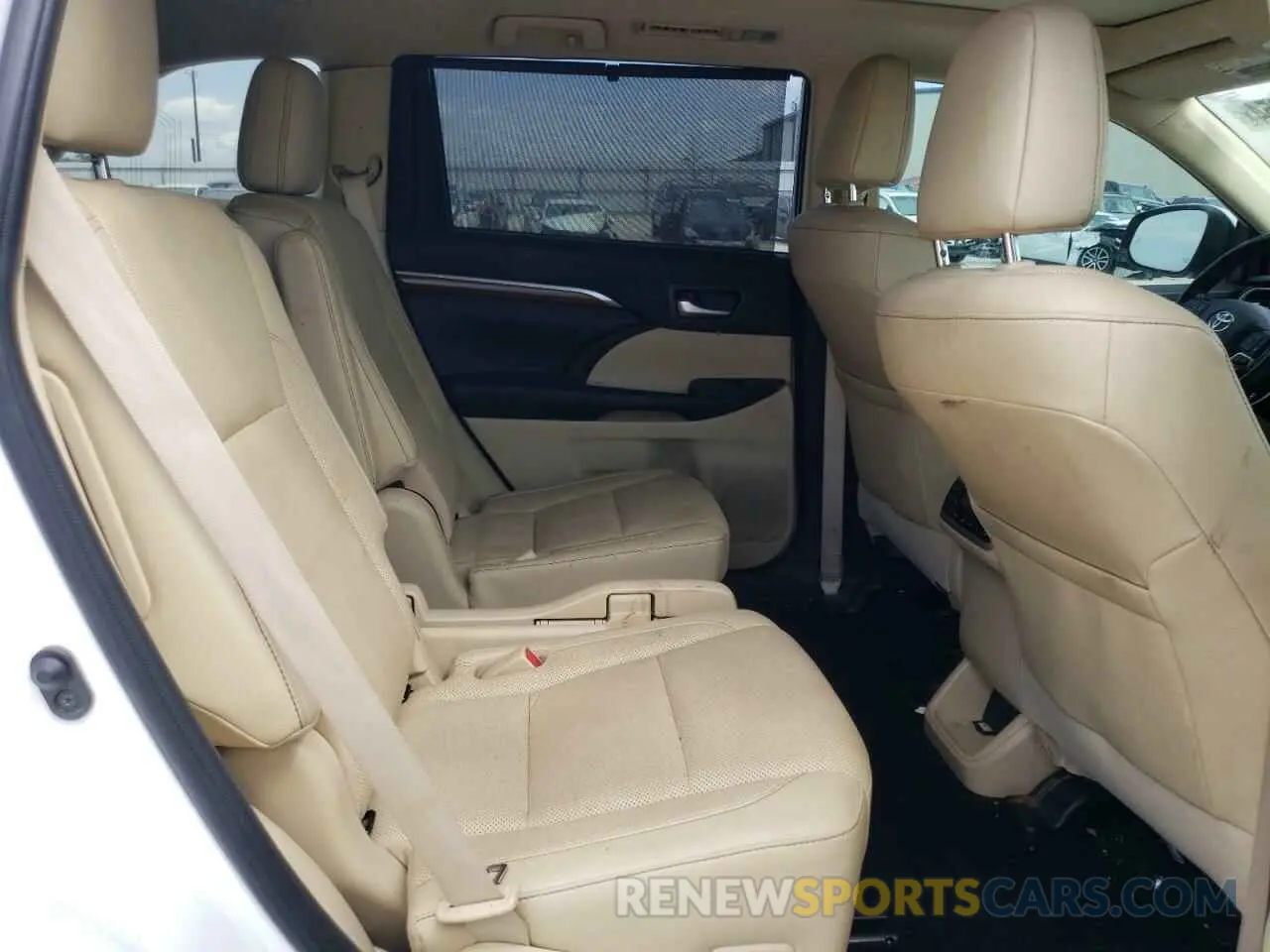 11 Photograph of a damaged car 5TDDZRFH9KS985777 TOYOTA HIGHLANDER 2019