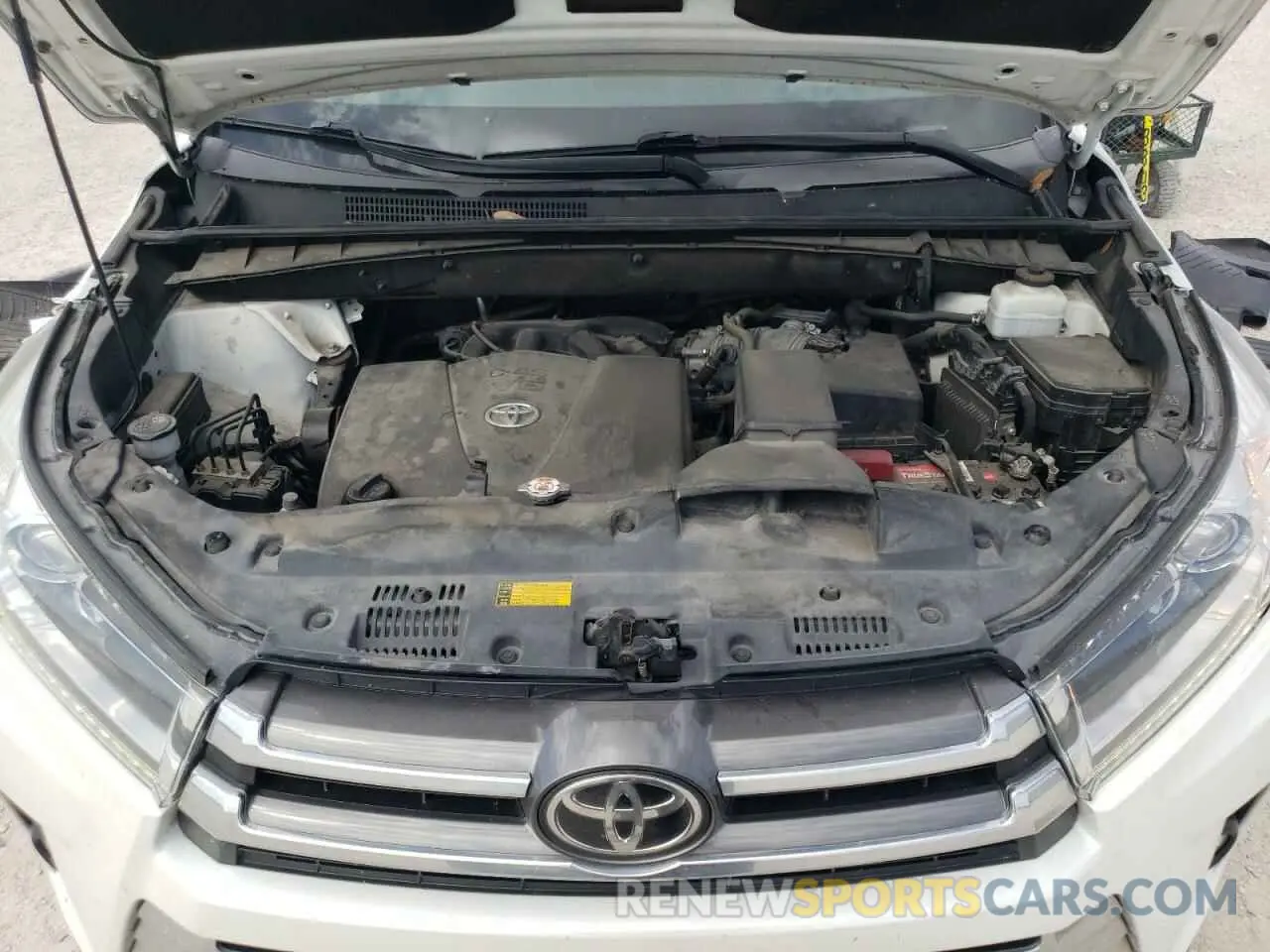 12 Photograph of a damaged car 5TDDZRFH9KS985777 TOYOTA HIGHLANDER 2019