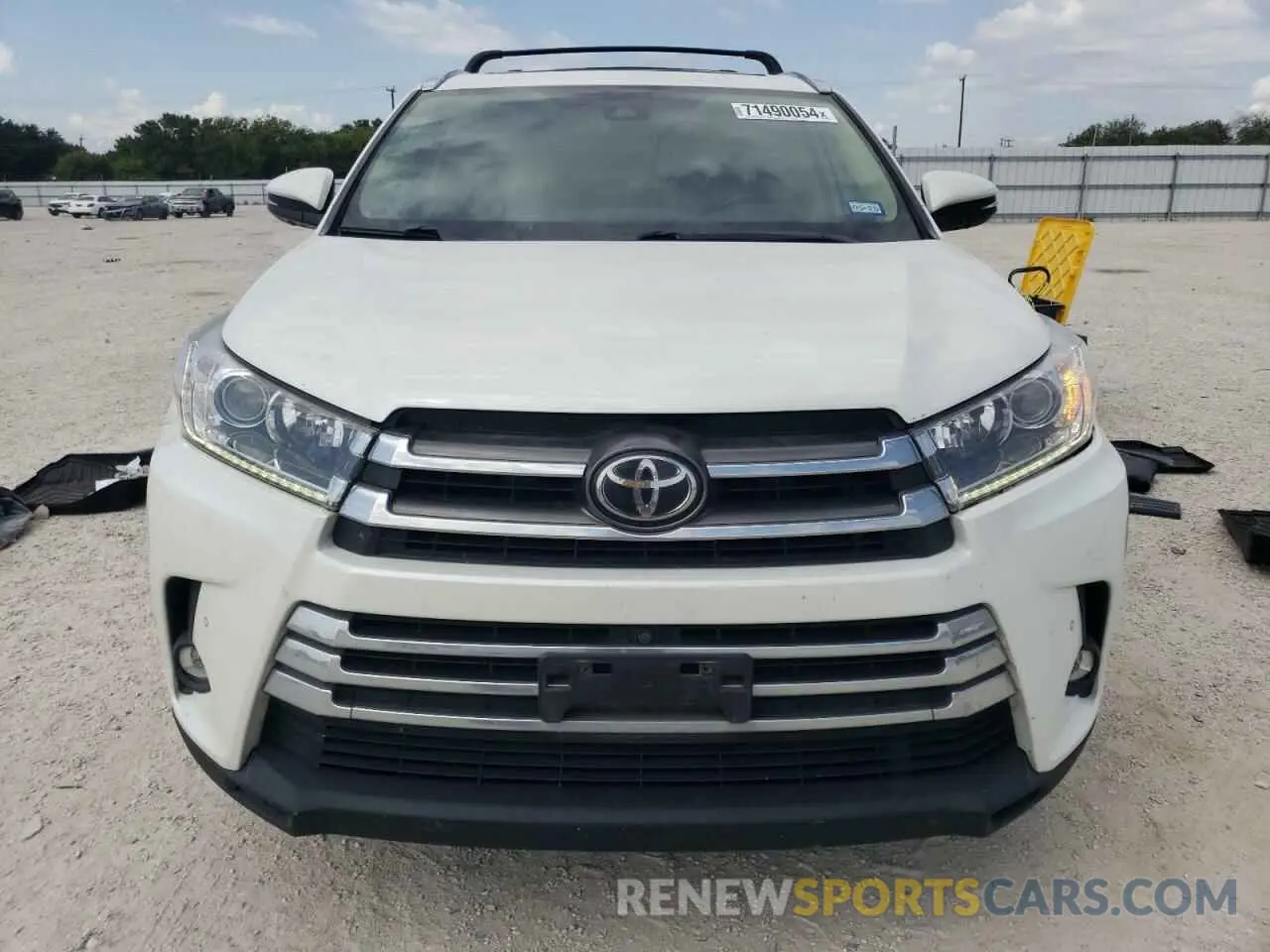 5 Photograph of a damaged car 5TDDZRFH9KS985777 TOYOTA HIGHLANDER 2019