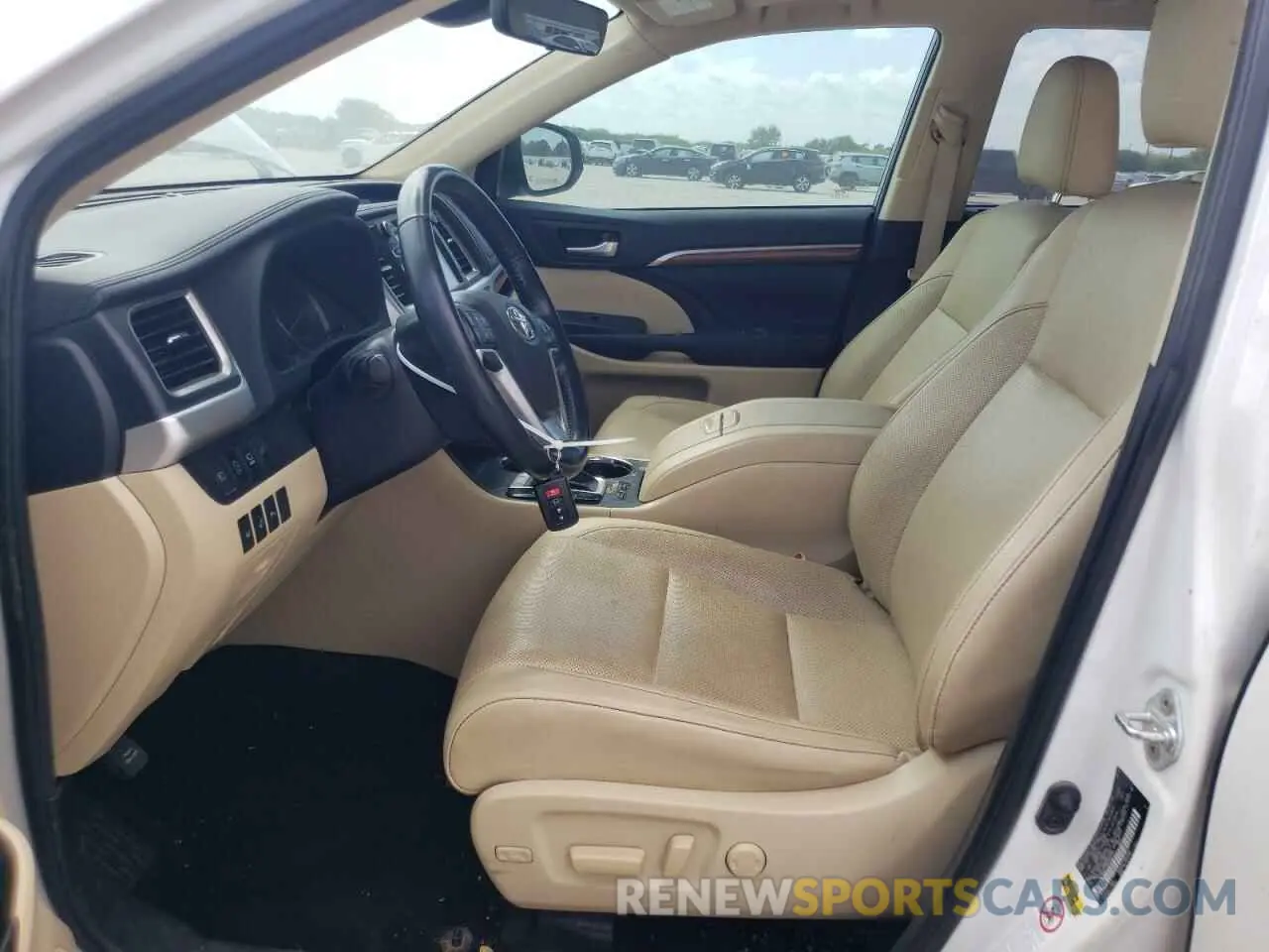 7 Photograph of a damaged car 5TDDZRFH9KS985777 TOYOTA HIGHLANDER 2019