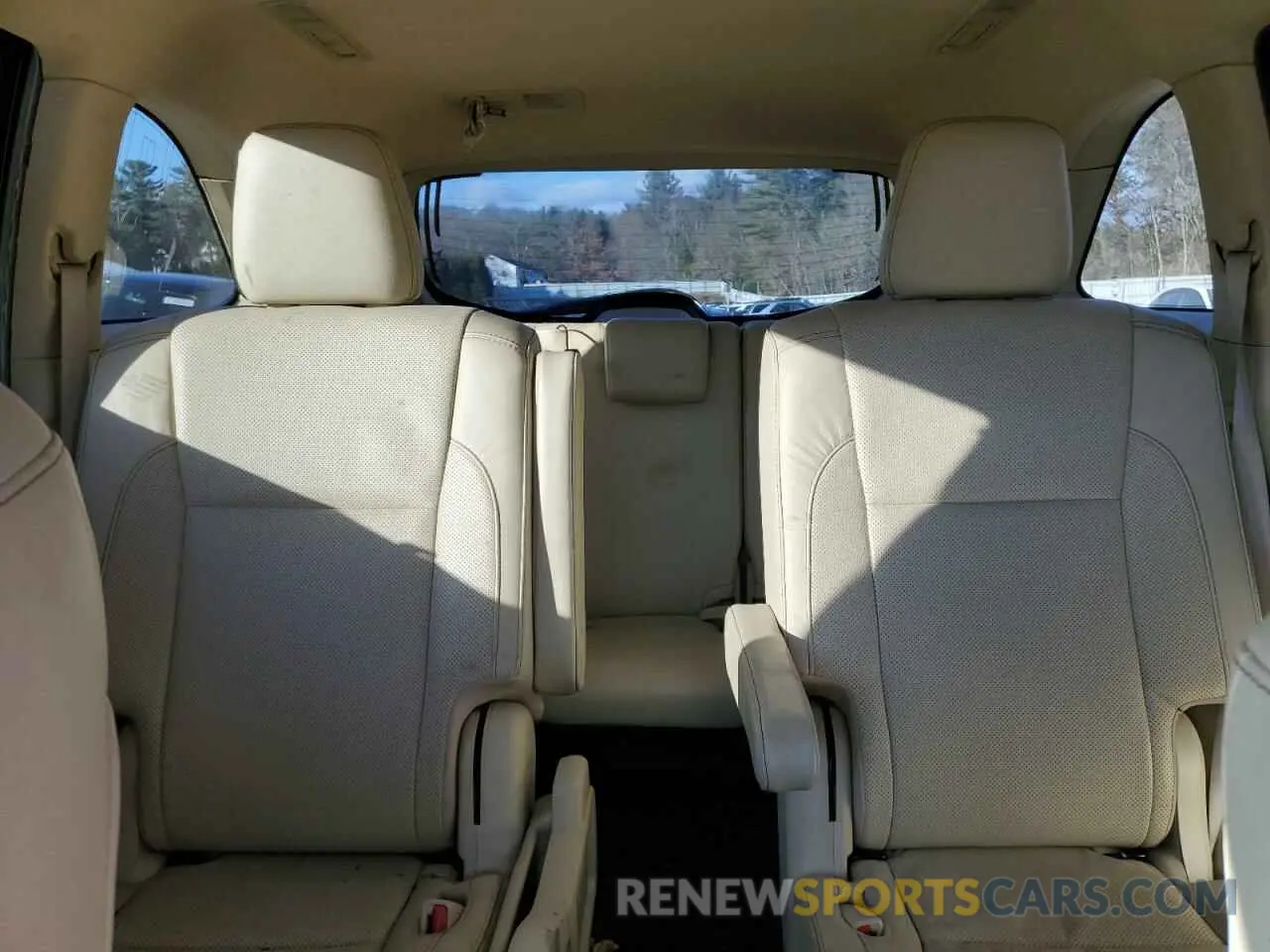 10 Photograph of a damaged car 5TDDZRFH9KS989778 TOYOTA HIGHLANDER 2019