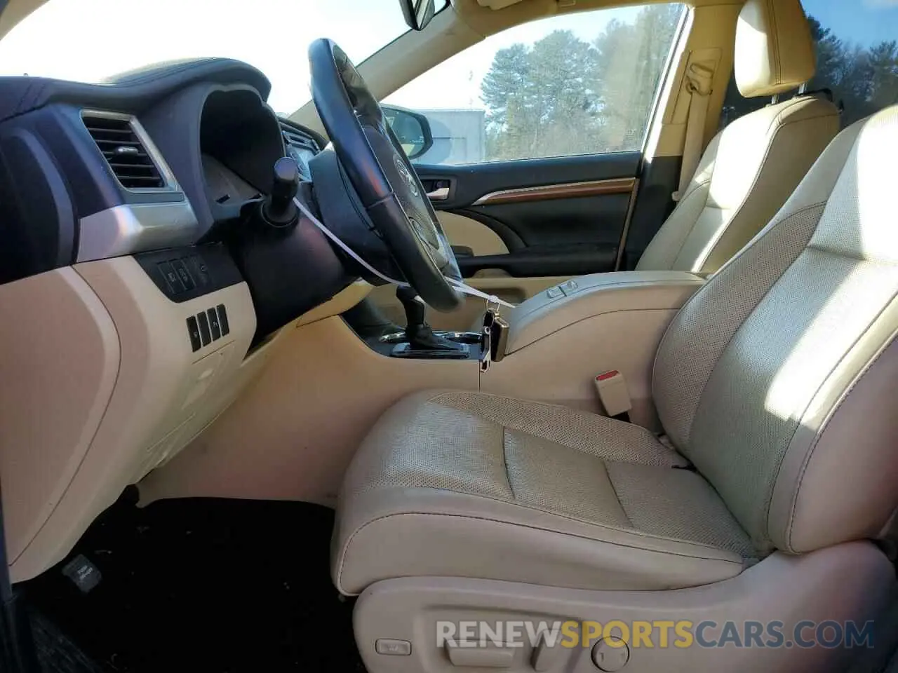 7 Photograph of a damaged car 5TDDZRFH9KS989778 TOYOTA HIGHLANDER 2019