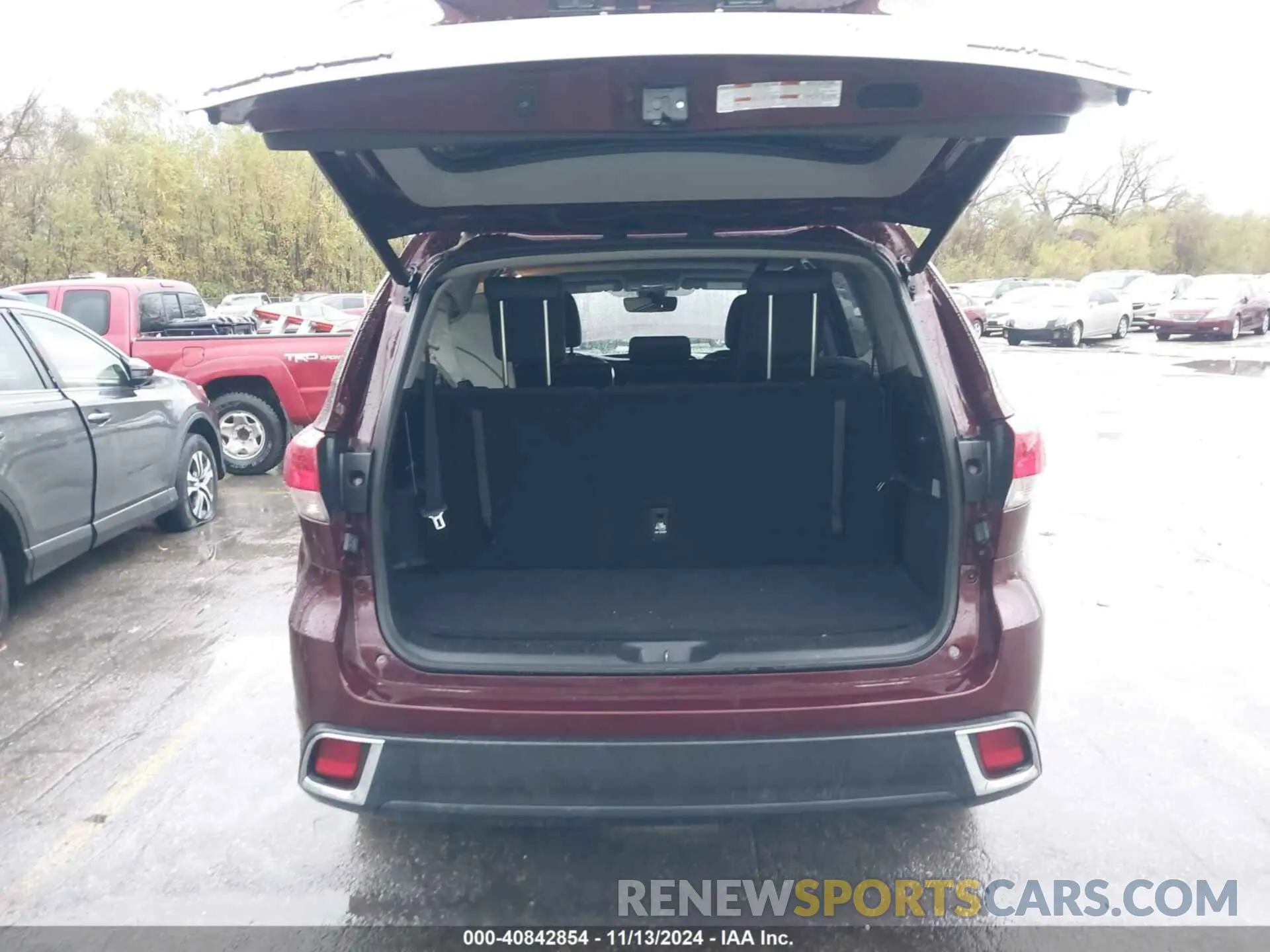 12 Photograph of a damaged car 5TDDZRFHXKS737098 TOYOTA HIGHLANDER 2019