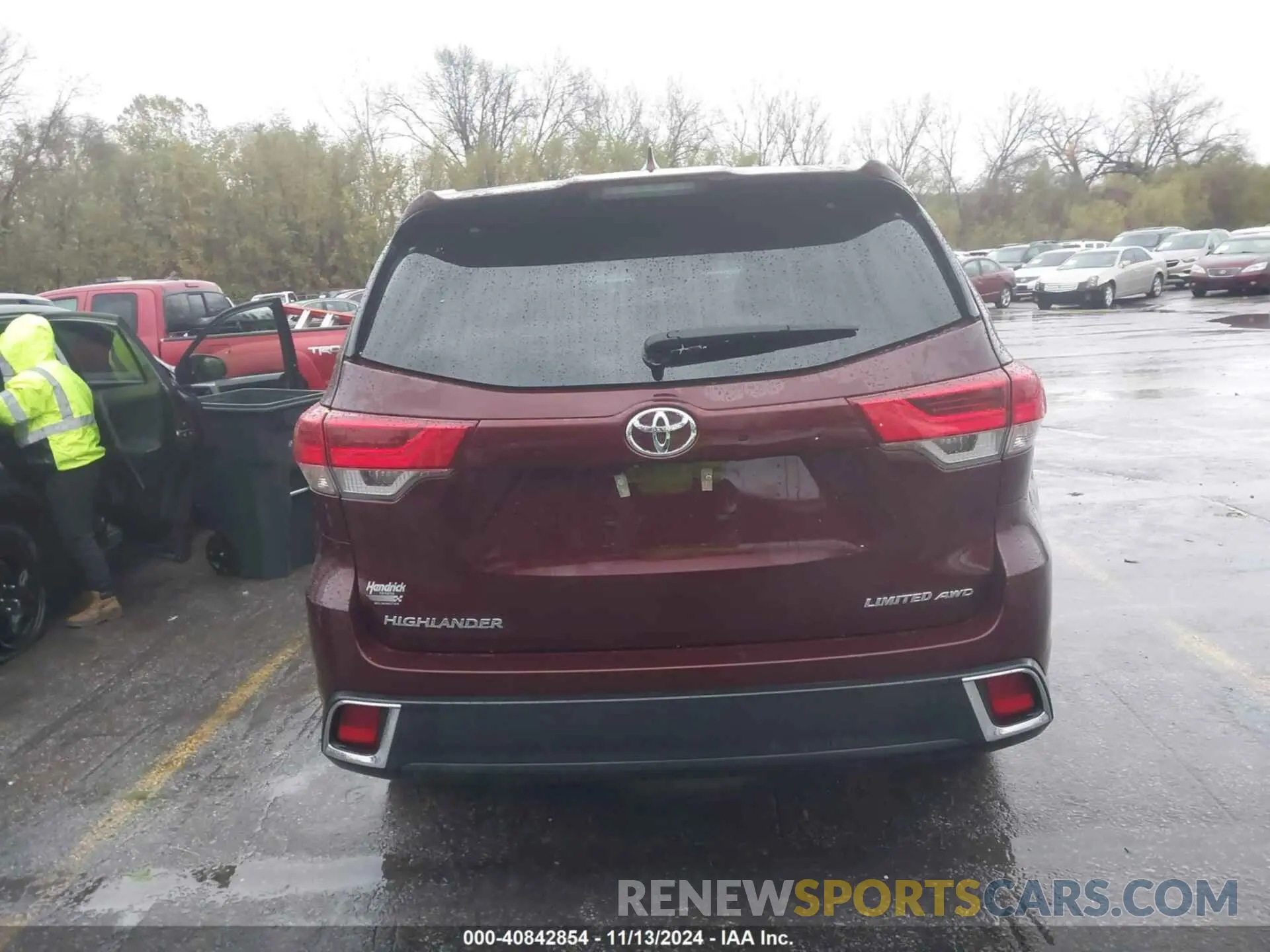 17 Photograph of a damaged car 5TDDZRFHXKS737098 TOYOTA HIGHLANDER 2019