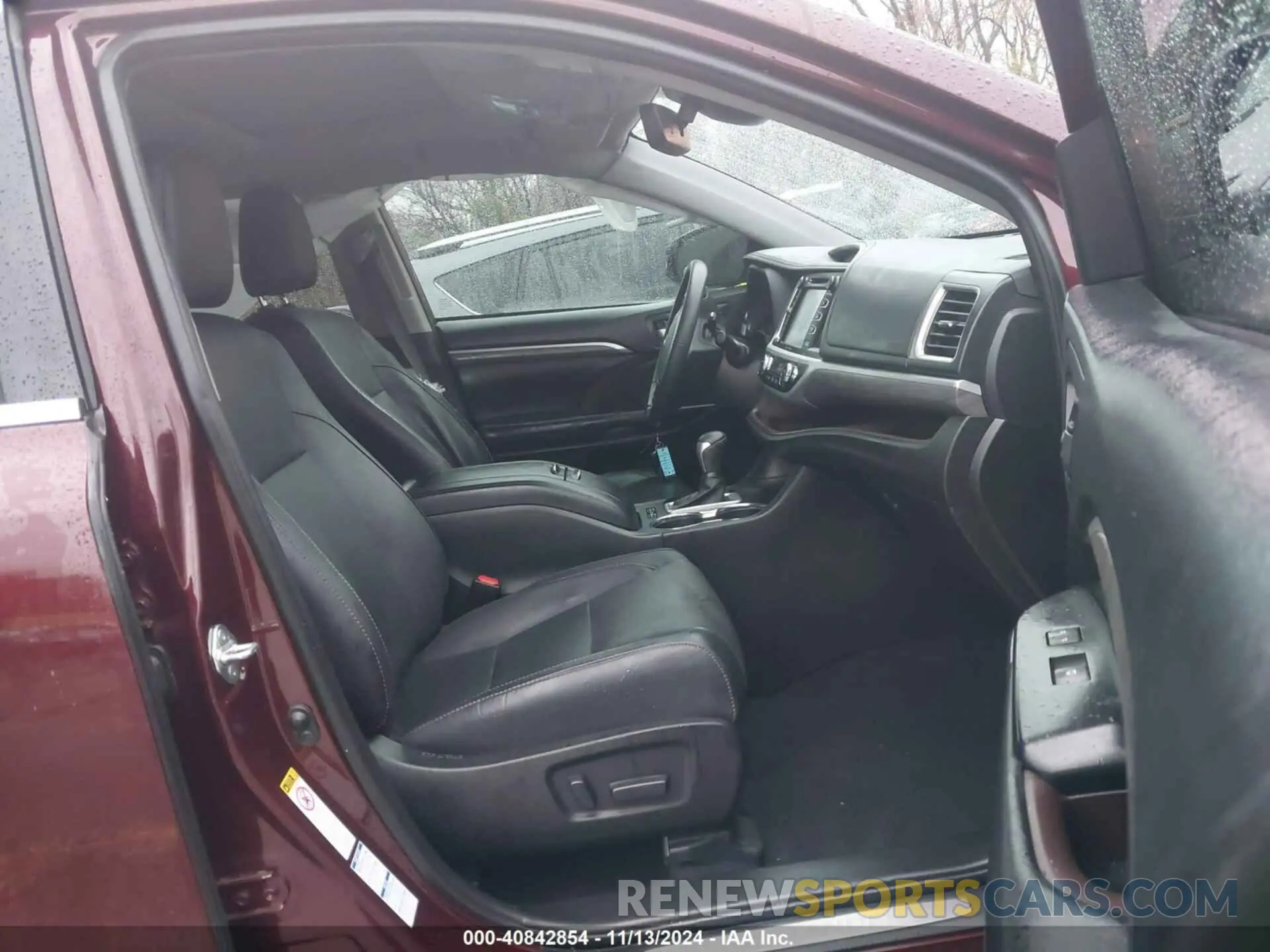 5 Photograph of a damaged car 5TDDZRFHXKS737098 TOYOTA HIGHLANDER 2019