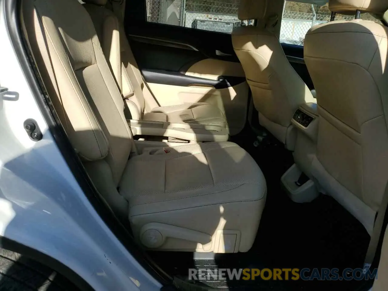 11 Photograph of a damaged car 5TDDZRFHXKS917357 TOYOTA HIGHLANDER 2019