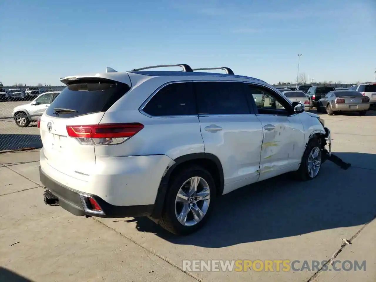 4 Photograph of a damaged car 5TDDZRFHXKS920212 TOYOTA HIGHLANDER 2019