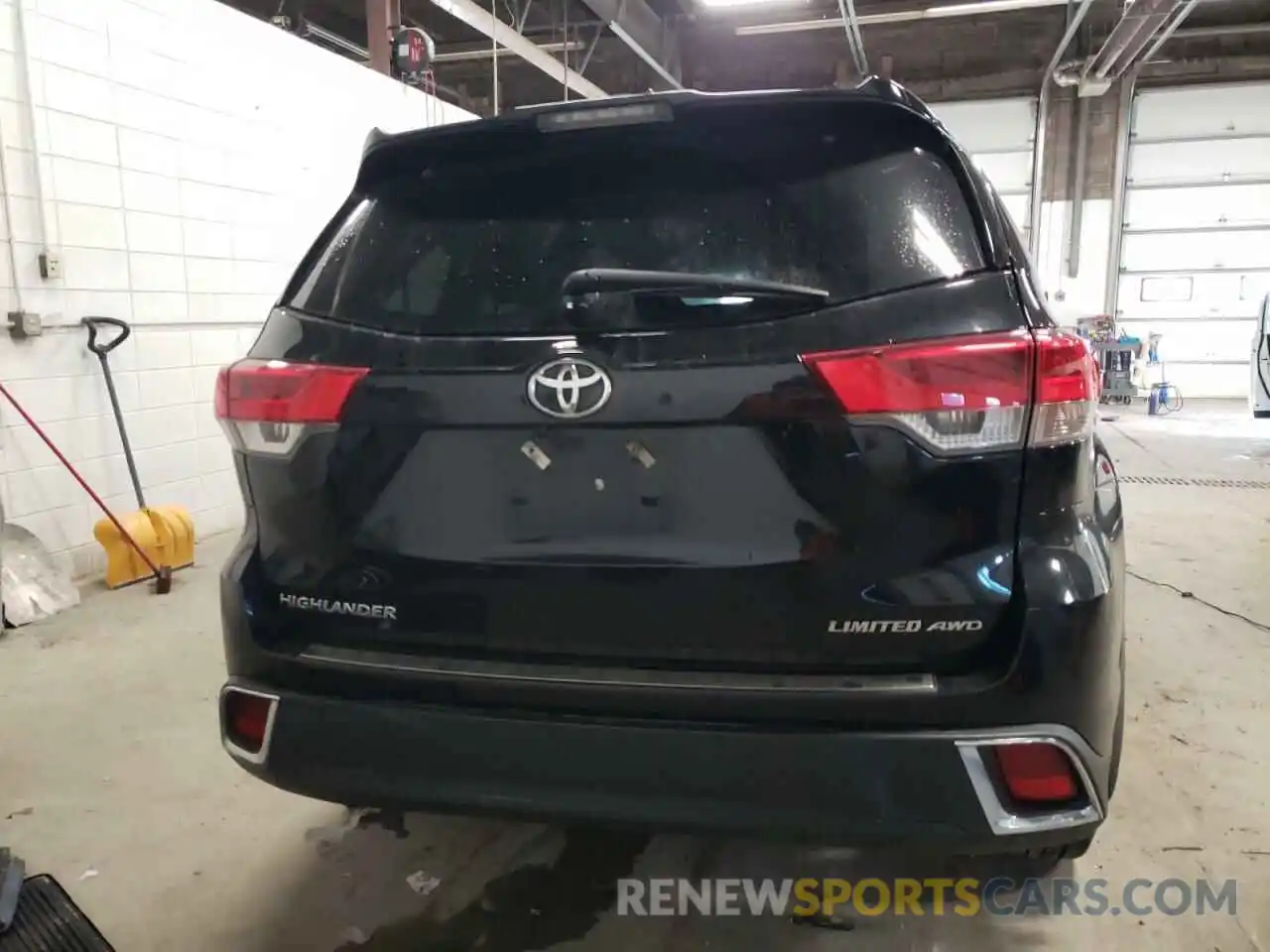 6 Photograph of a damaged car 5TDDZRFHXKS924096 TOYOTA HIGHLANDER 2019