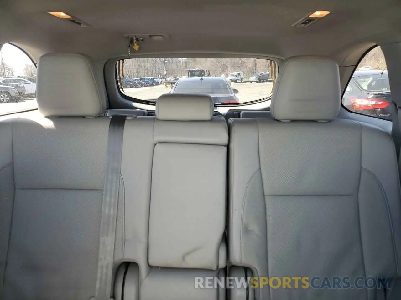 10 Photograph of a damaged car 5TDDZRFHXKS992446 TOYOTA HIGHLANDER 2019