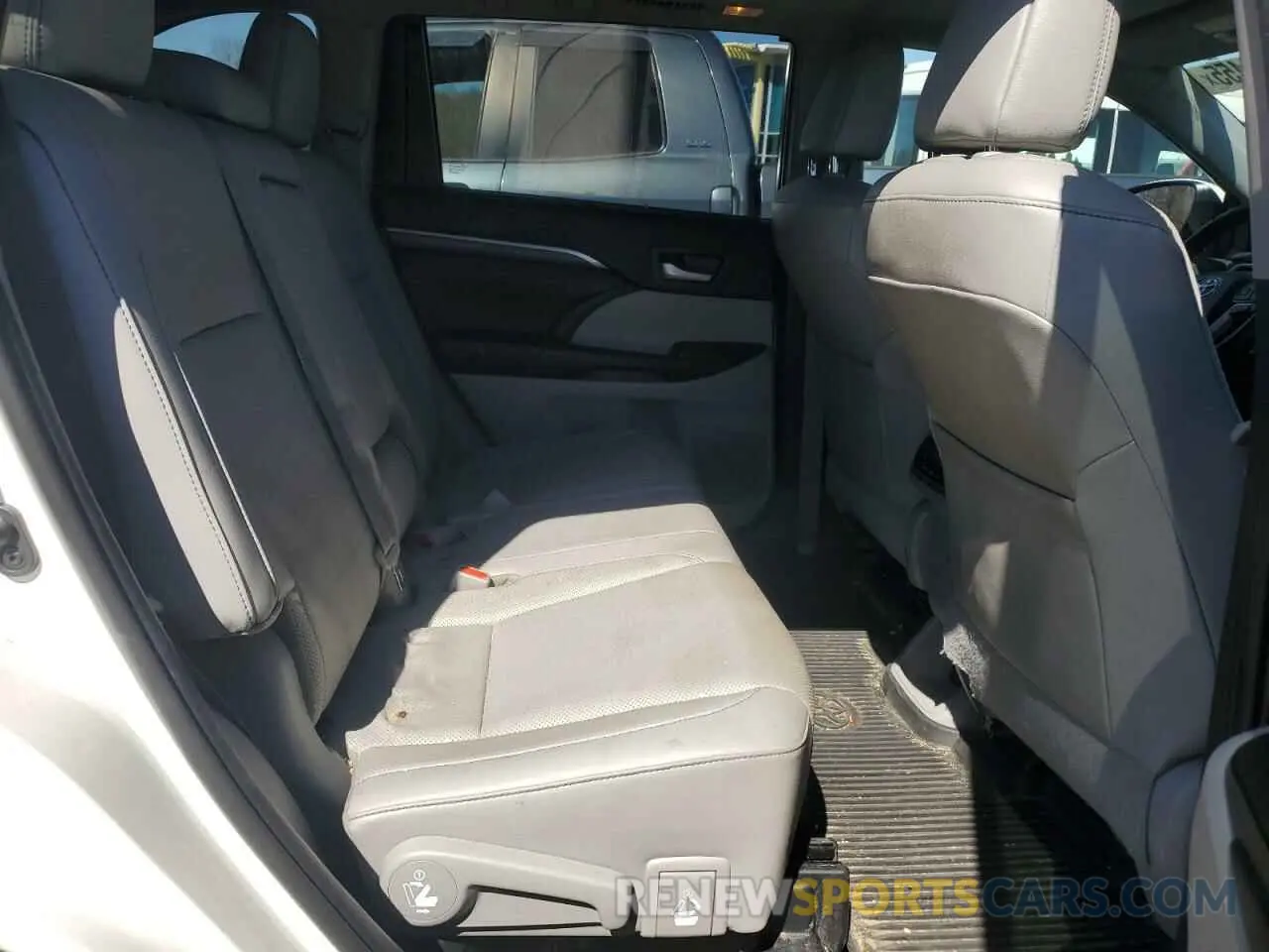 11 Photograph of a damaged car 5TDDZRFHXKS992446 TOYOTA HIGHLANDER 2019