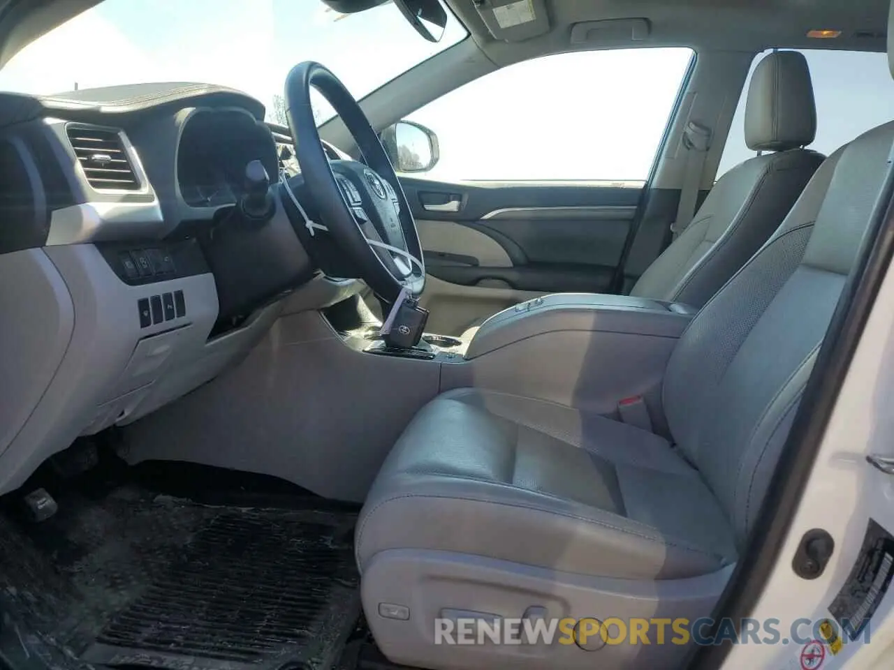 7 Photograph of a damaged car 5TDDZRFHXKS992446 TOYOTA HIGHLANDER 2019