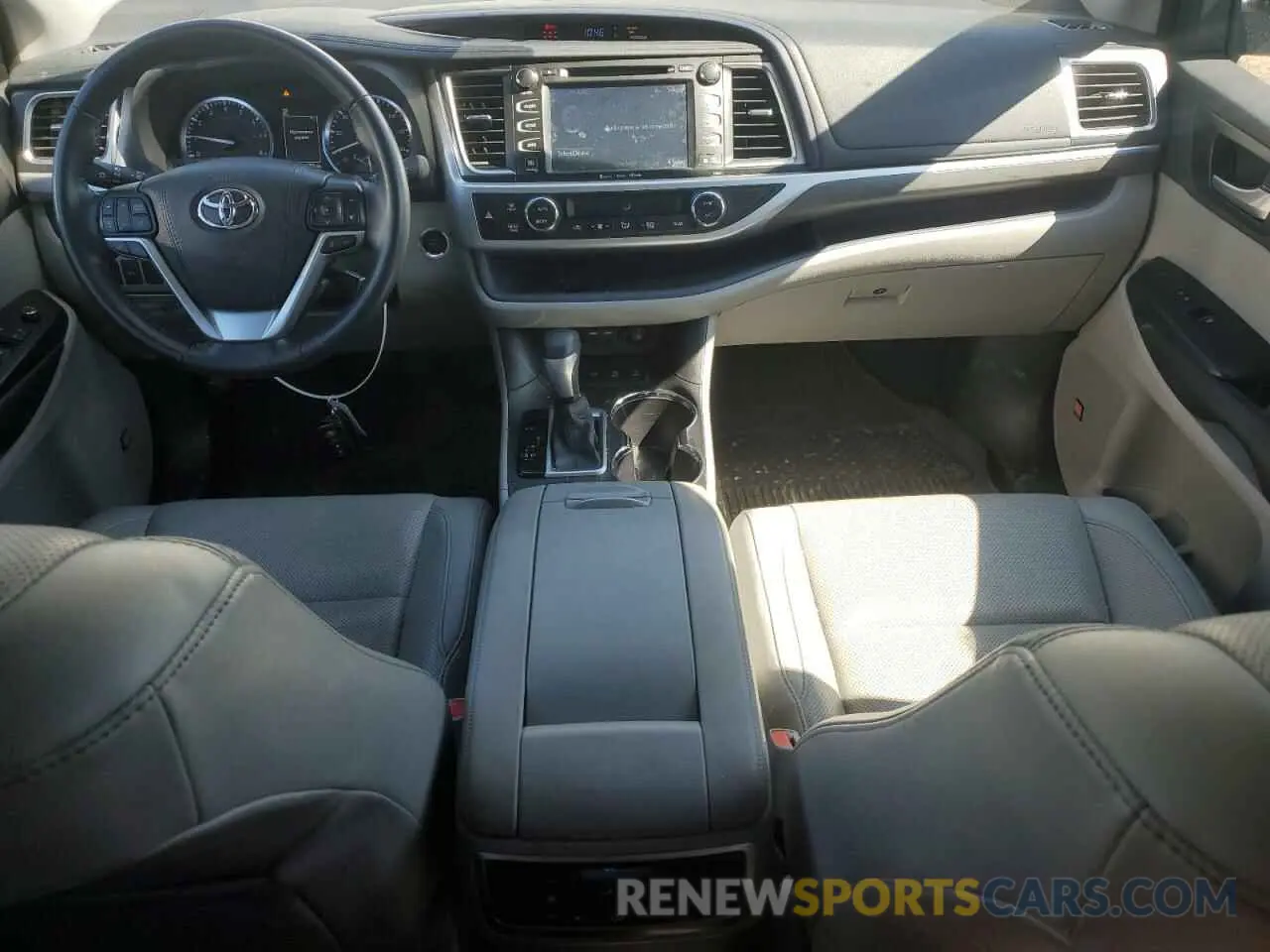 8 Photograph of a damaged car 5TDDZRFHXKS992446 TOYOTA HIGHLANDER 2019