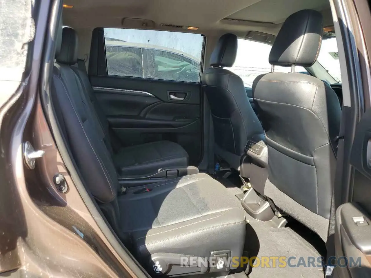 10 Photograph of a damaged car 5TDDZRFHXKS995900 TOYOTA HIGHLANDER 2019