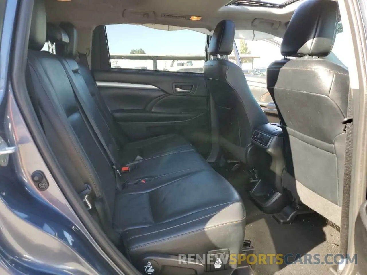 11 Photograph of a damaged car 5TDJGRFH0KS054500 TOYOTA HIGHLANDER 2019