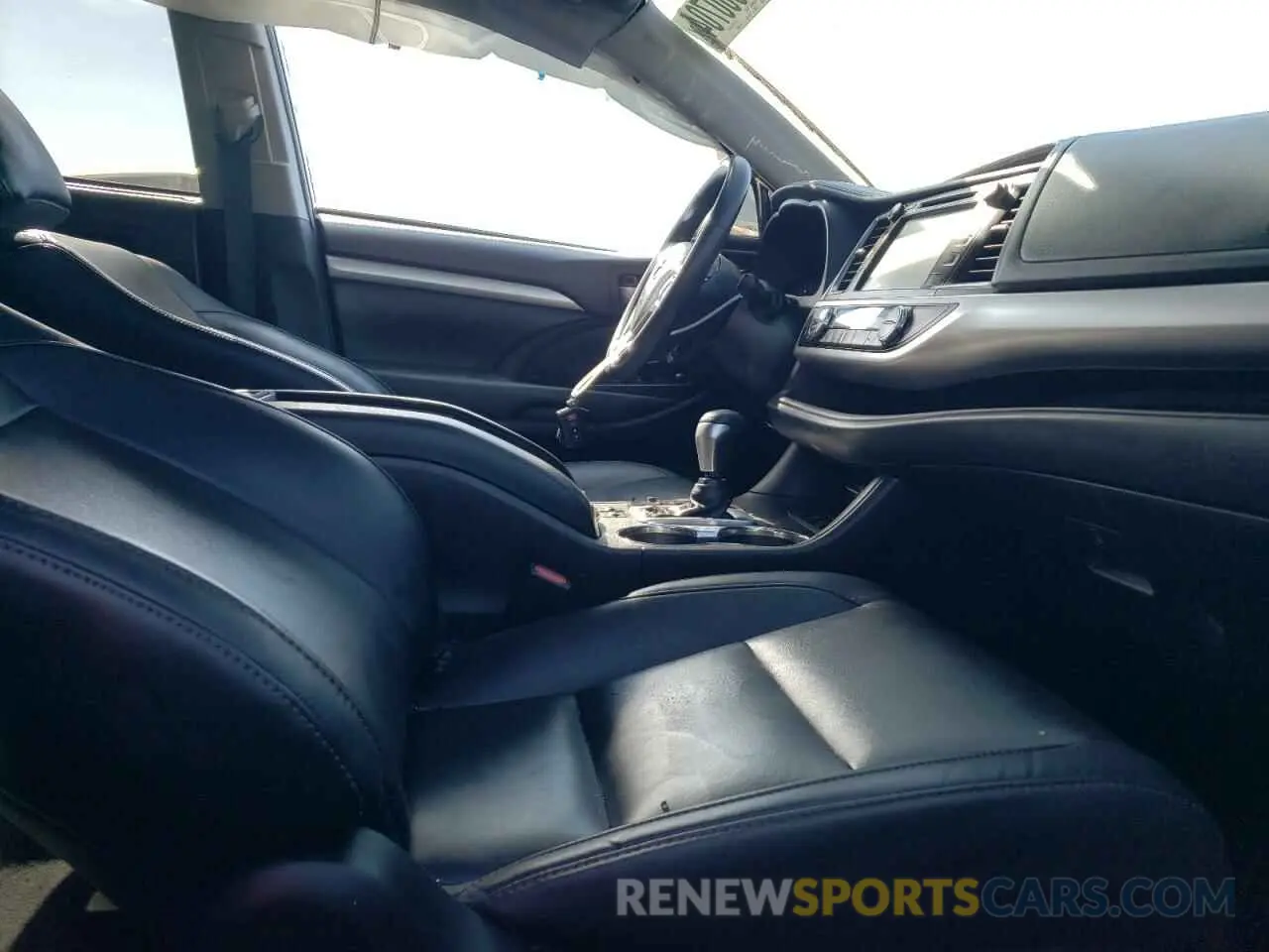 7 Photograph of a damaged car 5TDJGRFH0KS054500 TOYOTA HIGHLANDER 2019