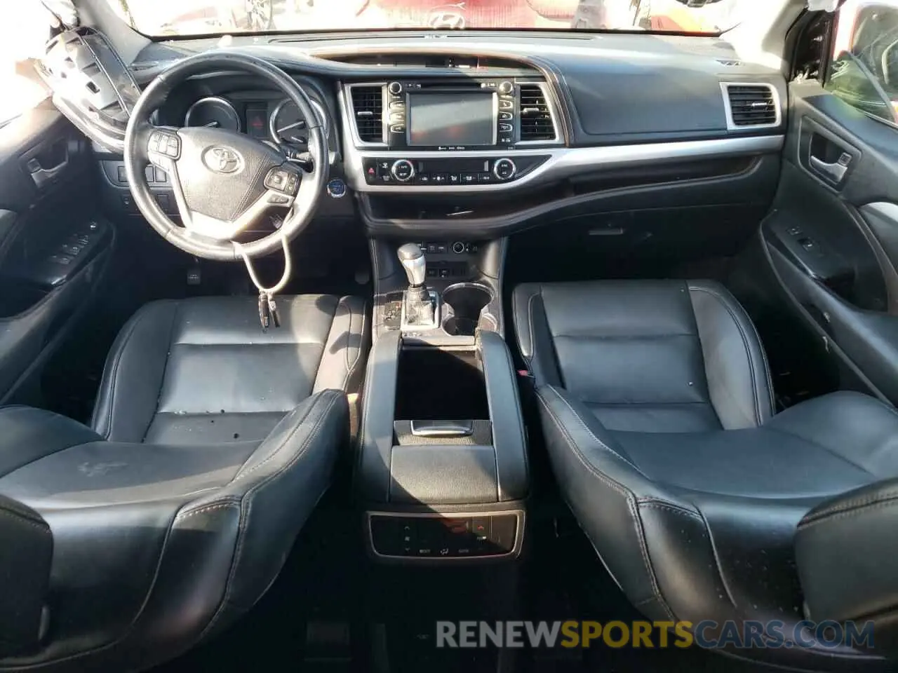 8 Photograph of a damaged car 5TDJGRFH0KS054500 TOYOTA HIGHLANDER 2019