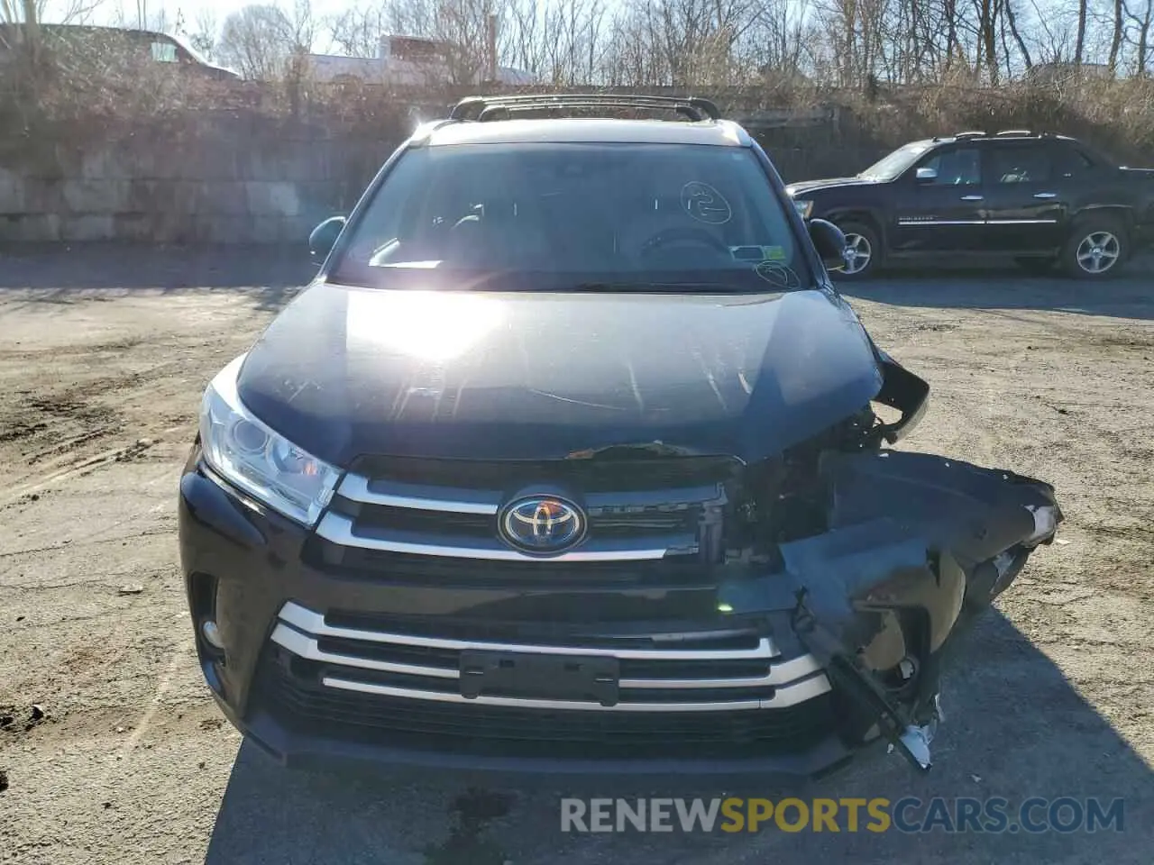 5 Photograph of a damaged car 5TDJGRFH0KS056666 TOYOTA HIGHLANDER 2019