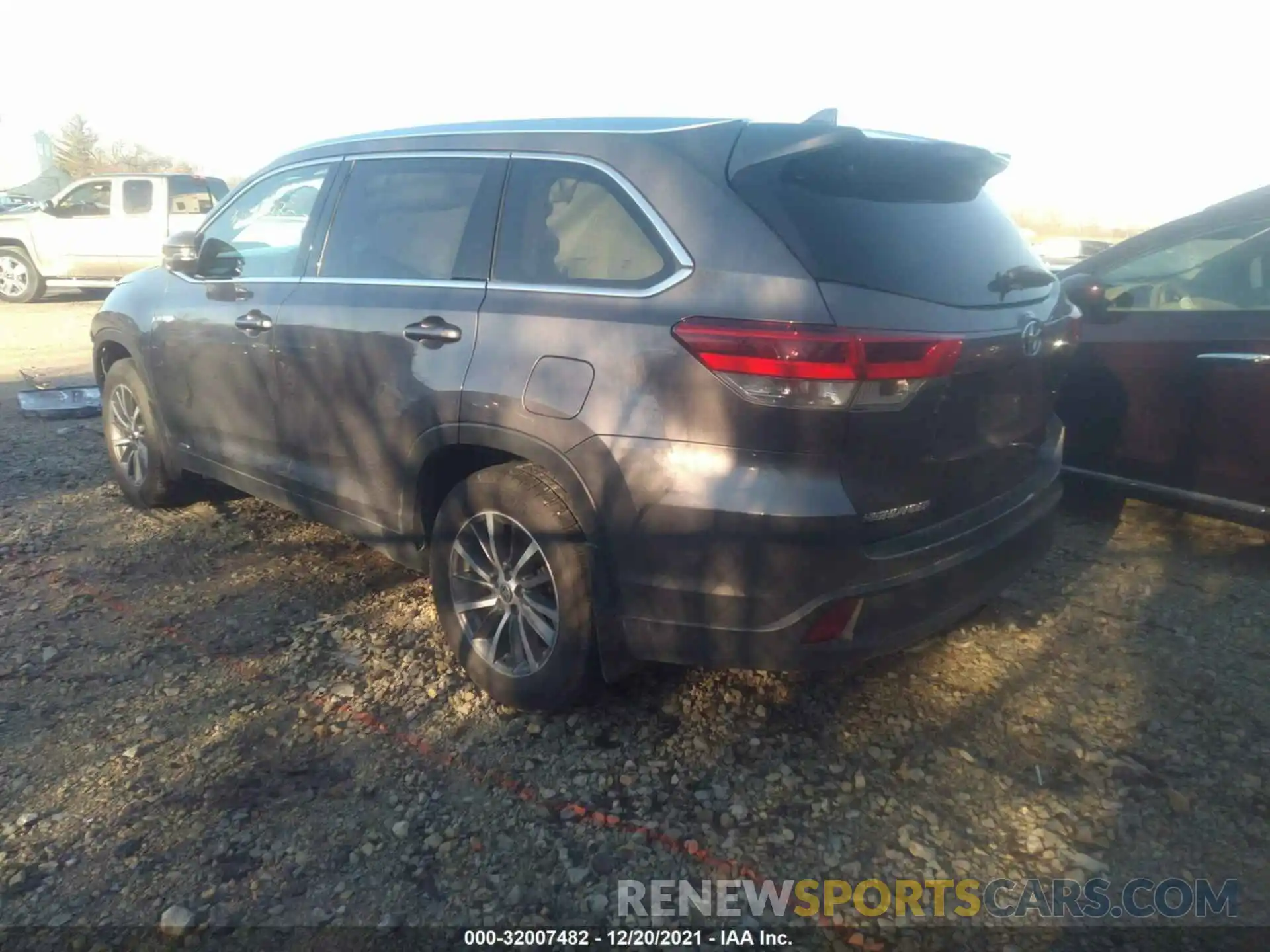 3 Photograph of a damaged car 5TDJGRFH0KS078313 TOYOTA HIGHLANDER 2019