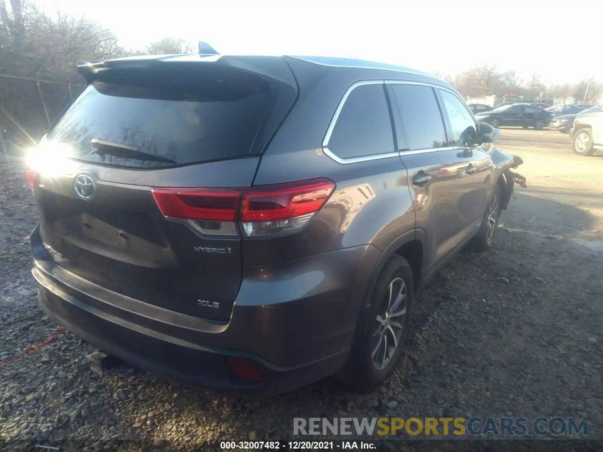 4 Photograph of a damaged car 5TDJGRFH0KS078313 TOYOTA HIGHLANDER 2019