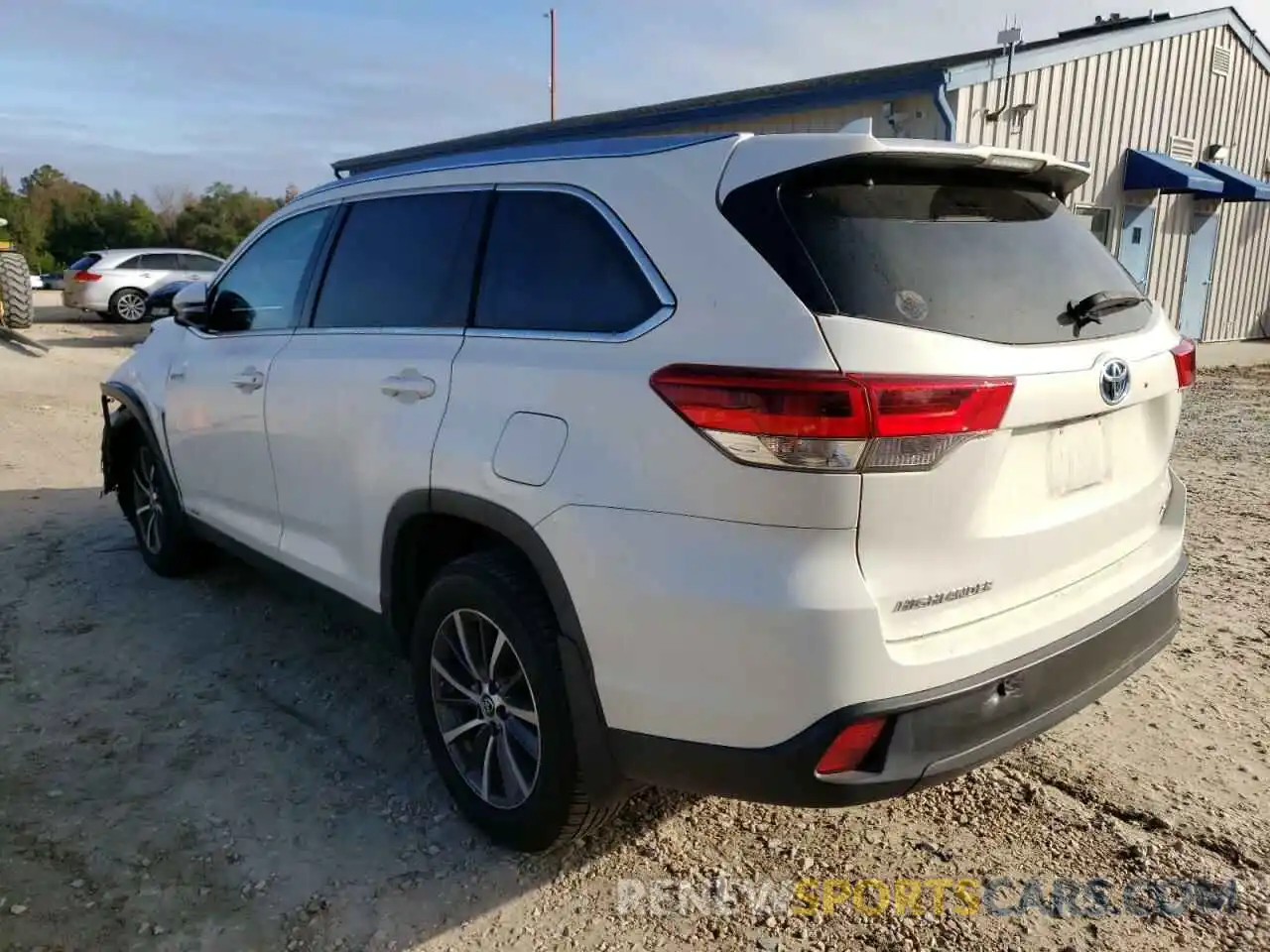 2 Photograph of a damaged car 5TDJGRFH1KS060838 TOYOTA HIGHLANDER 2019